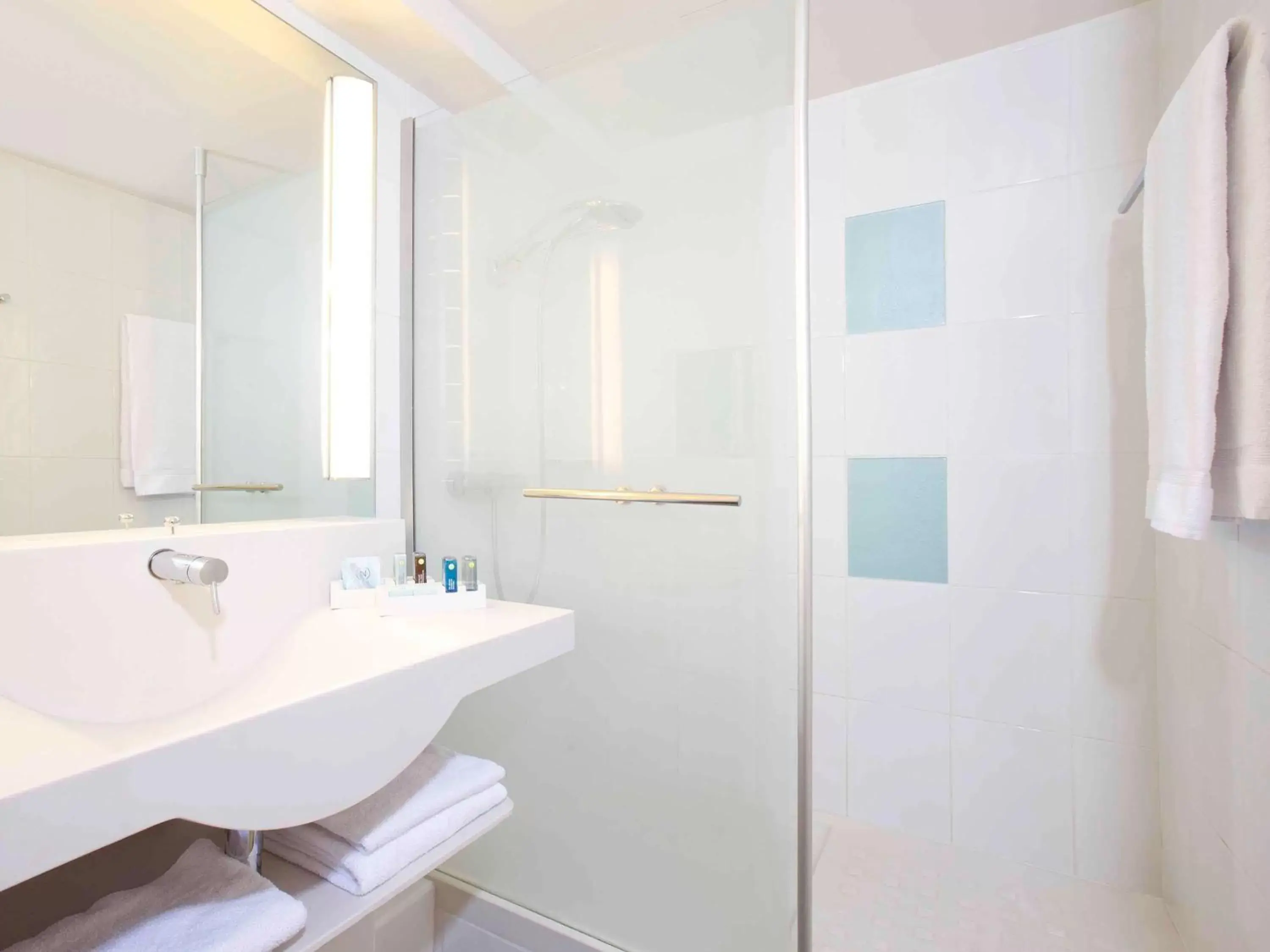 Photo of the whole room, Bathroom in Novotel Caen Côte de Nacre