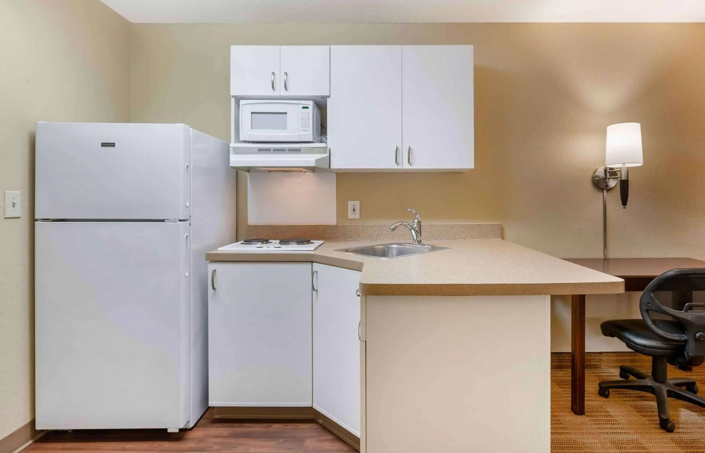 Bedroom, Kitchen/Kitchenette in Extended Stay America Suites - Cincinnati - Florence - Turfway Rd