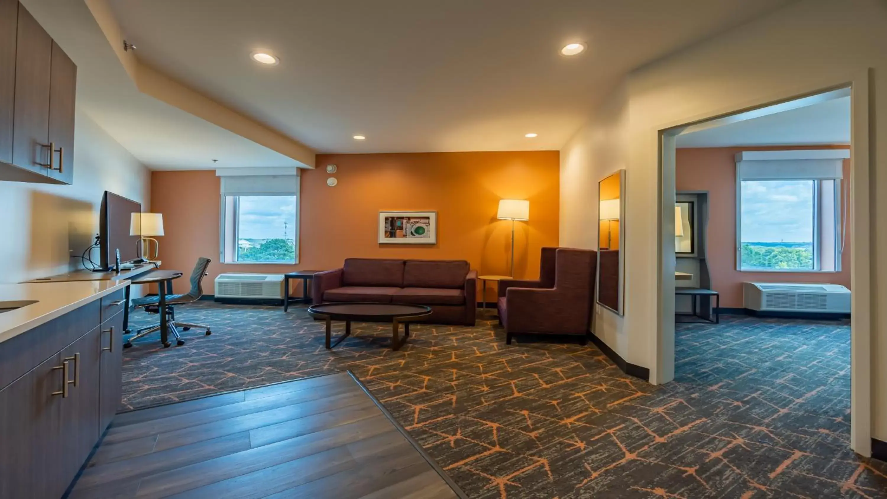 Living room, Seating Area in Holiday Inn & Suites Atlanta Perimeter Dunwoody, an IHG Hotel
