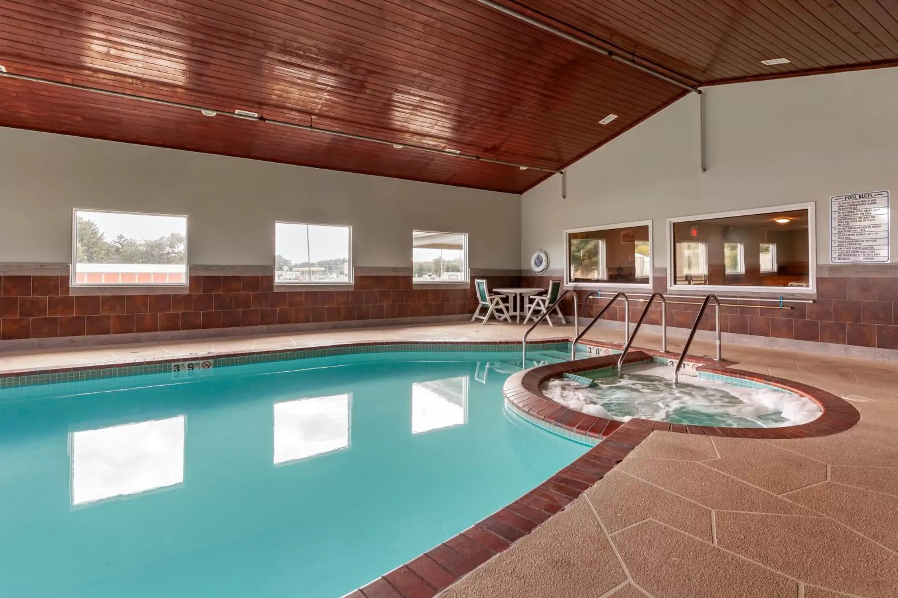 Swimming pool in Quality Inn Redgranite Swimming pool in Quality Inn Redgranite