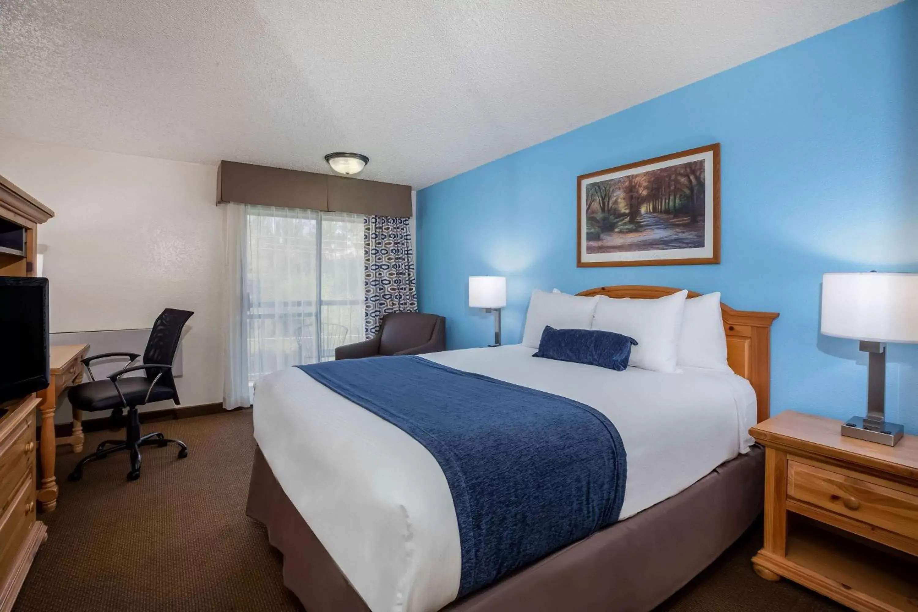 Photo of the whole room, Bed in Baymont by Wyndham Yakima Riverfront