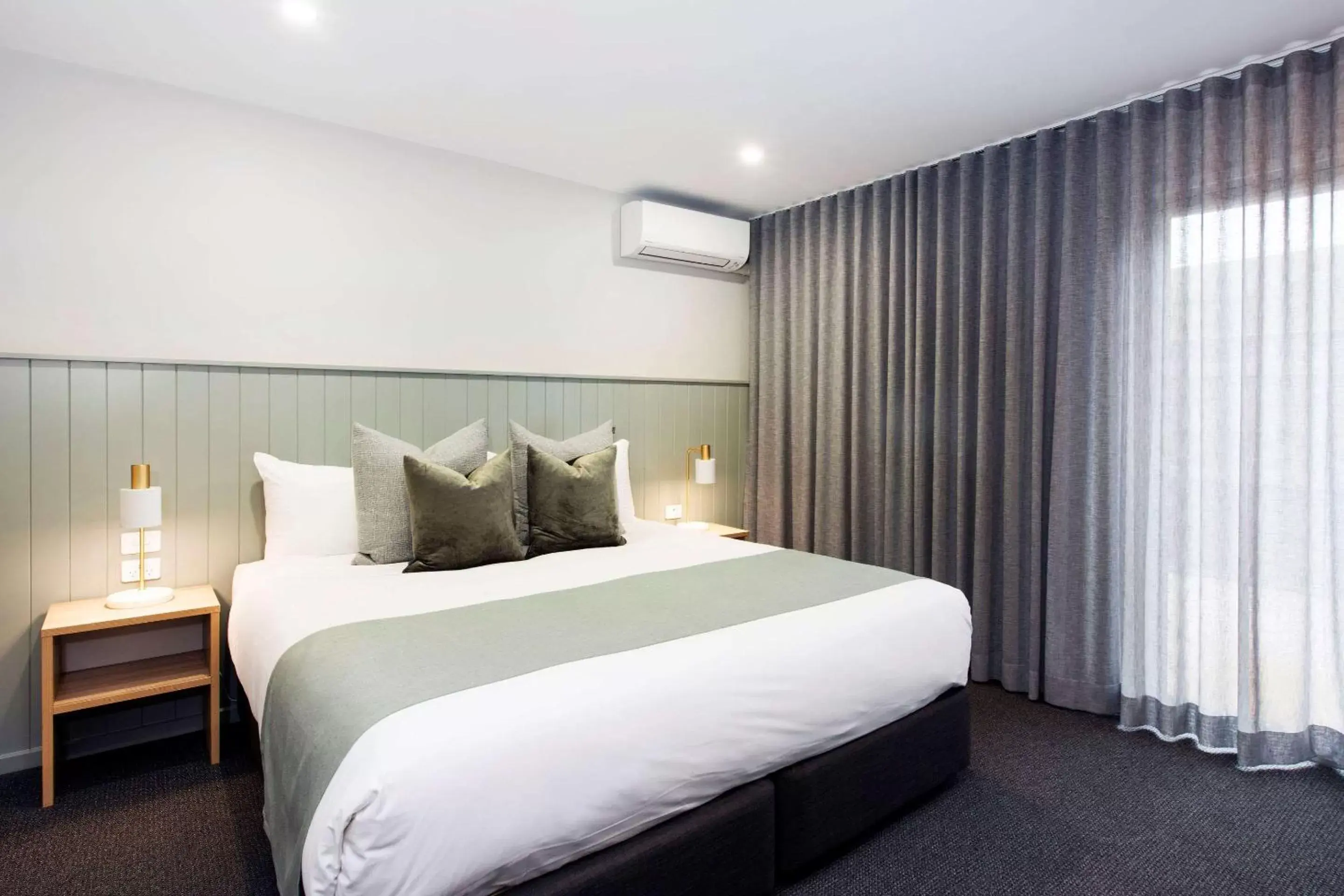 Photo of the whole room, Bed in Aden Hotel Mudgee