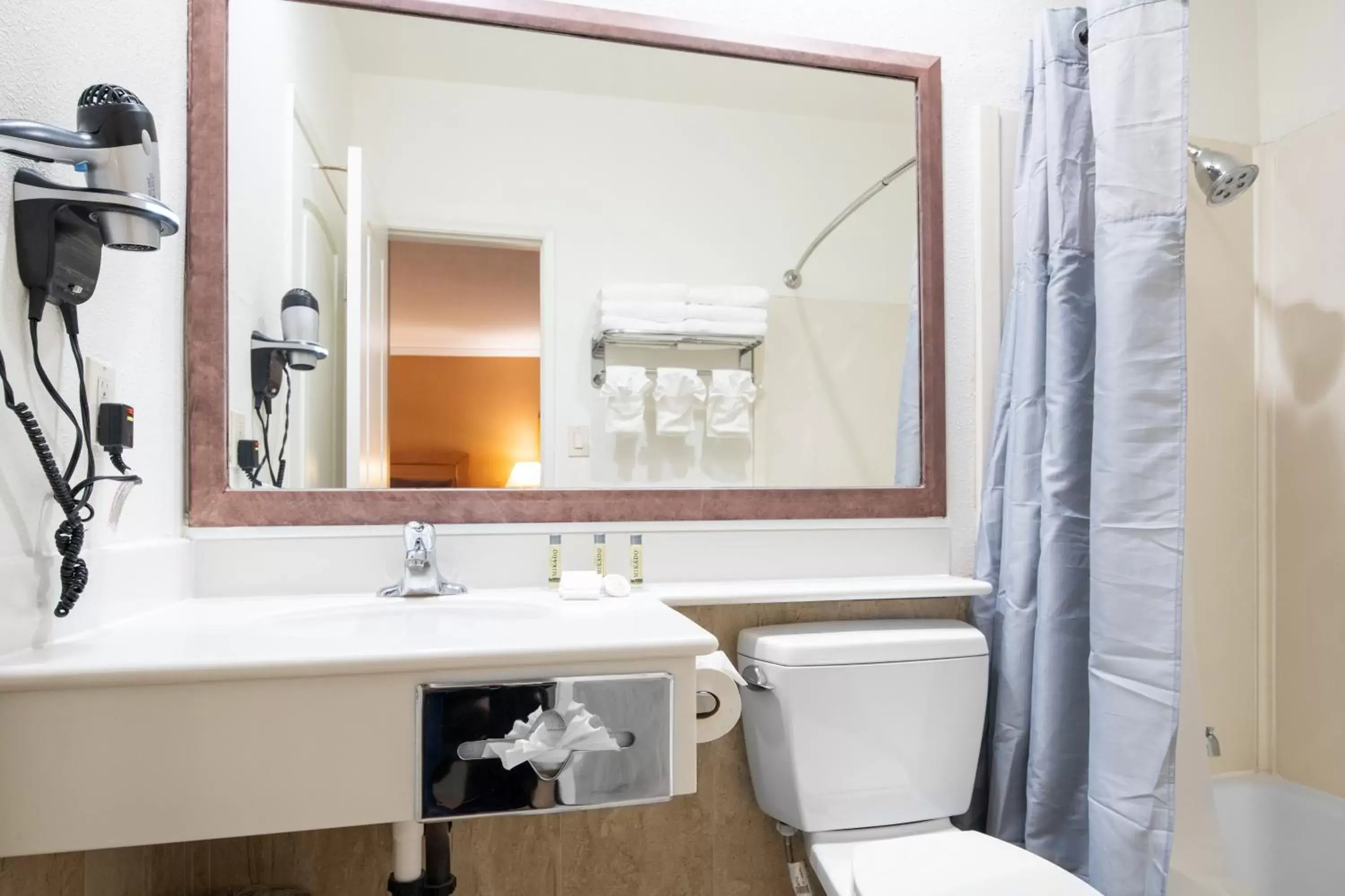 Bathroom in Anaheim Islander Inn and Suites