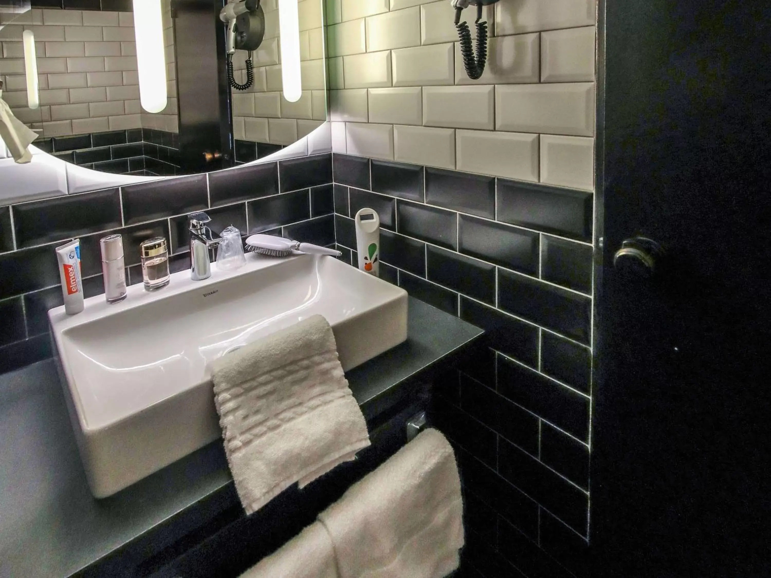 Property building, Bathroom in Ibis Styles Clermont-Ferrand République