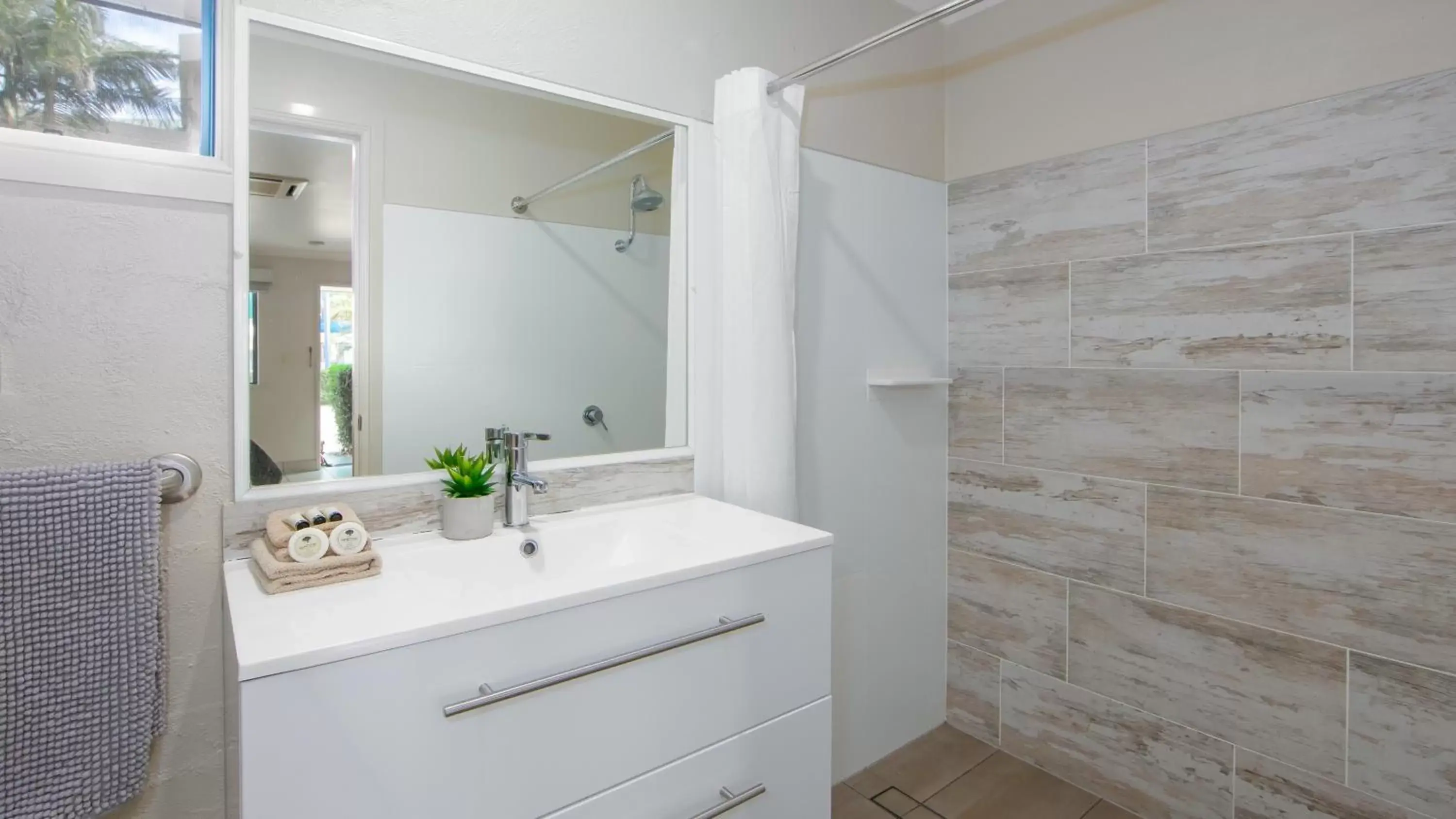 Shower, Bathroom in Yamba Twin Pines Motel