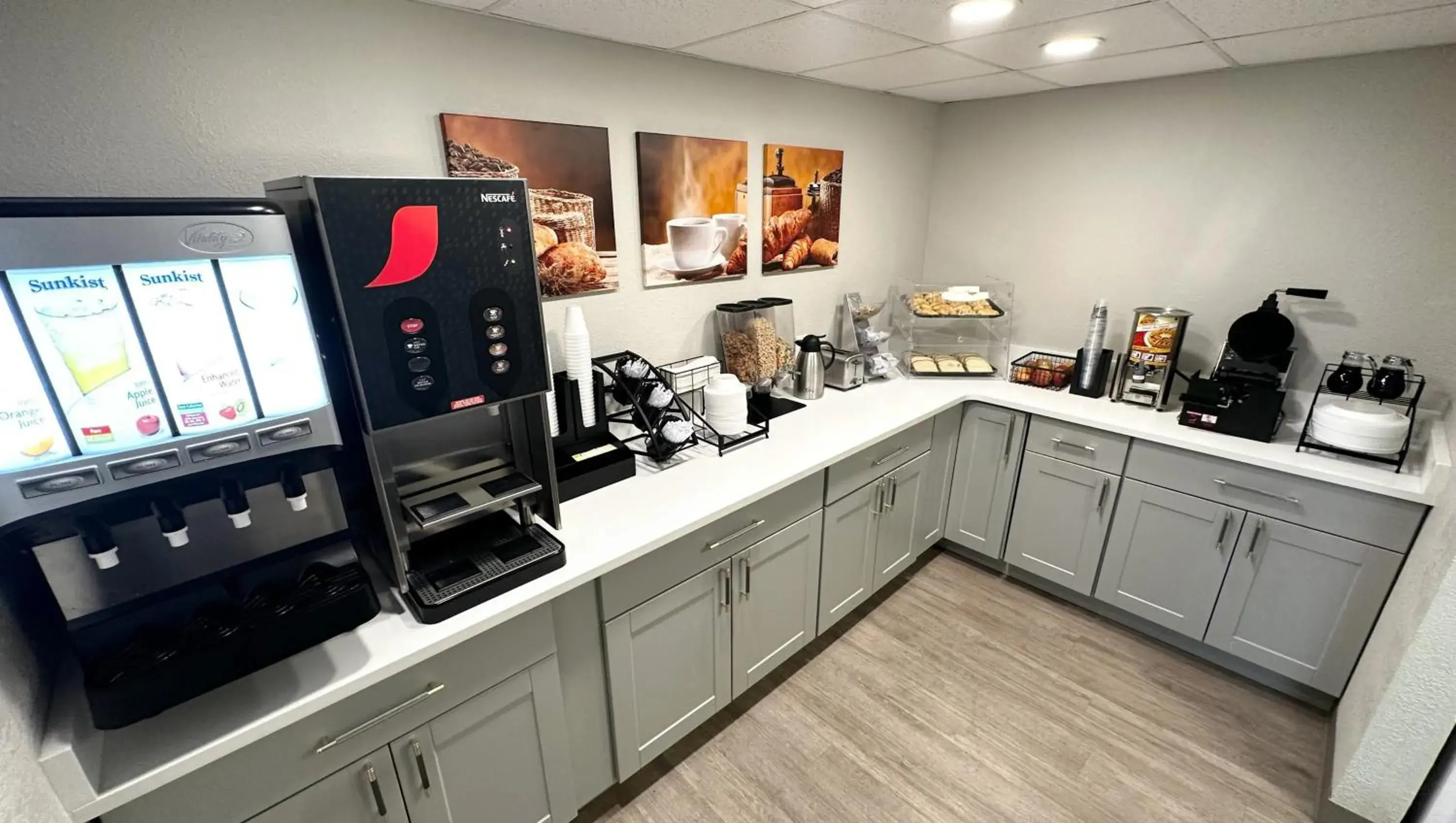 Breakfast, Kitchen/Kitchenette in Magnuson Hotel Detroit Airport