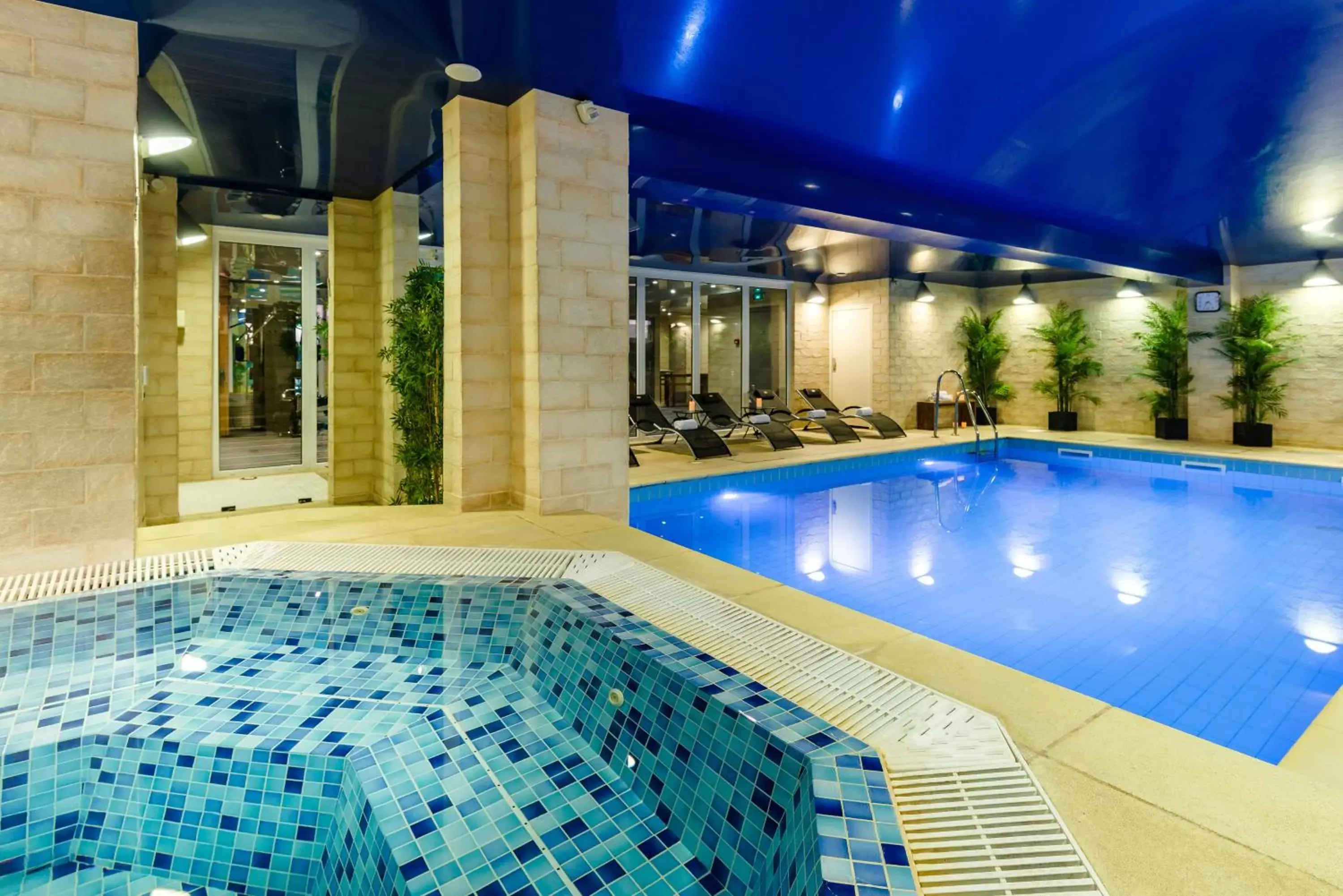Hot Tub, Swimming Pool in Hotel Residence Europe & Spa
