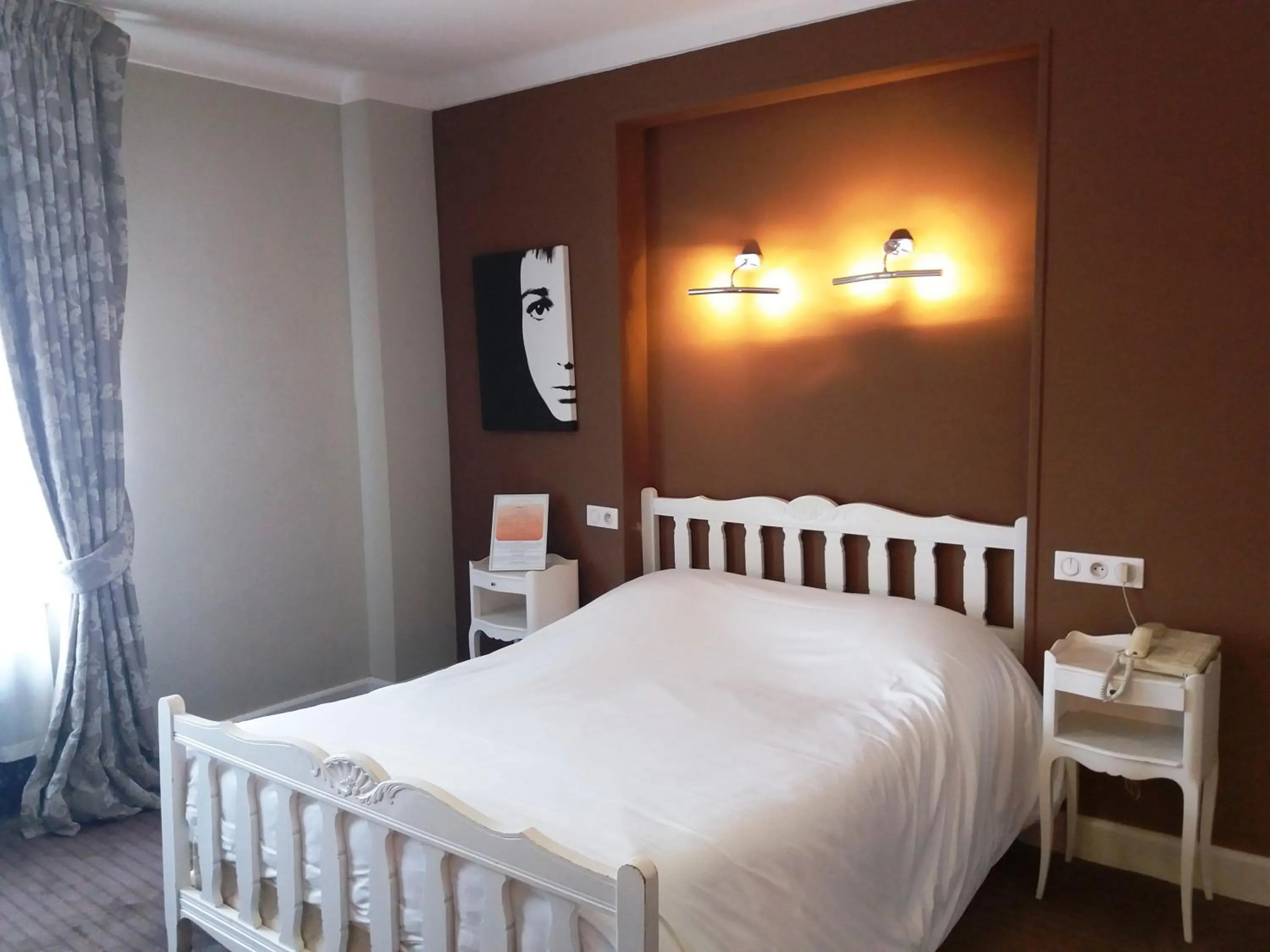 Bed in Hôtel De La Paix