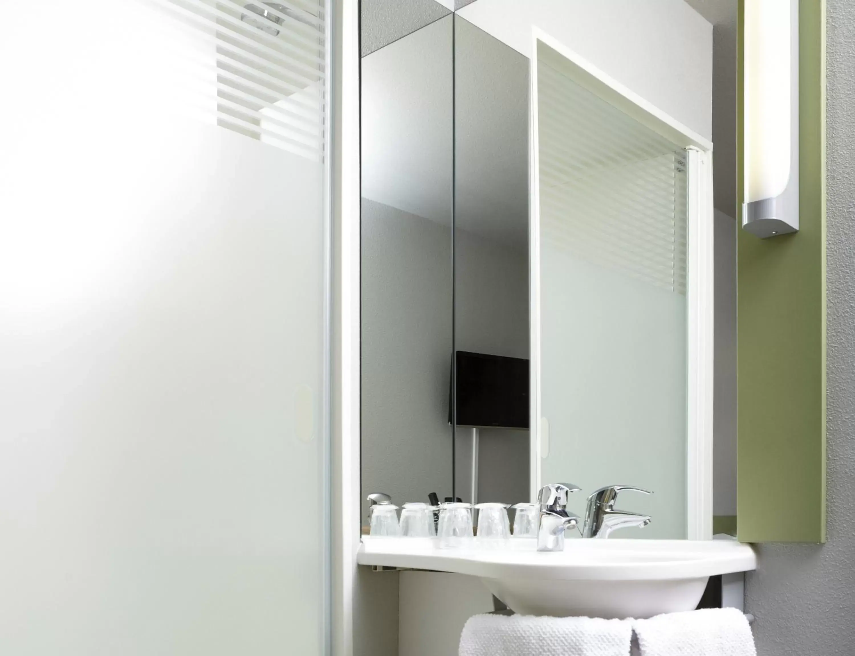 Bathroom in ibis budget Aachen Raeren Grenze