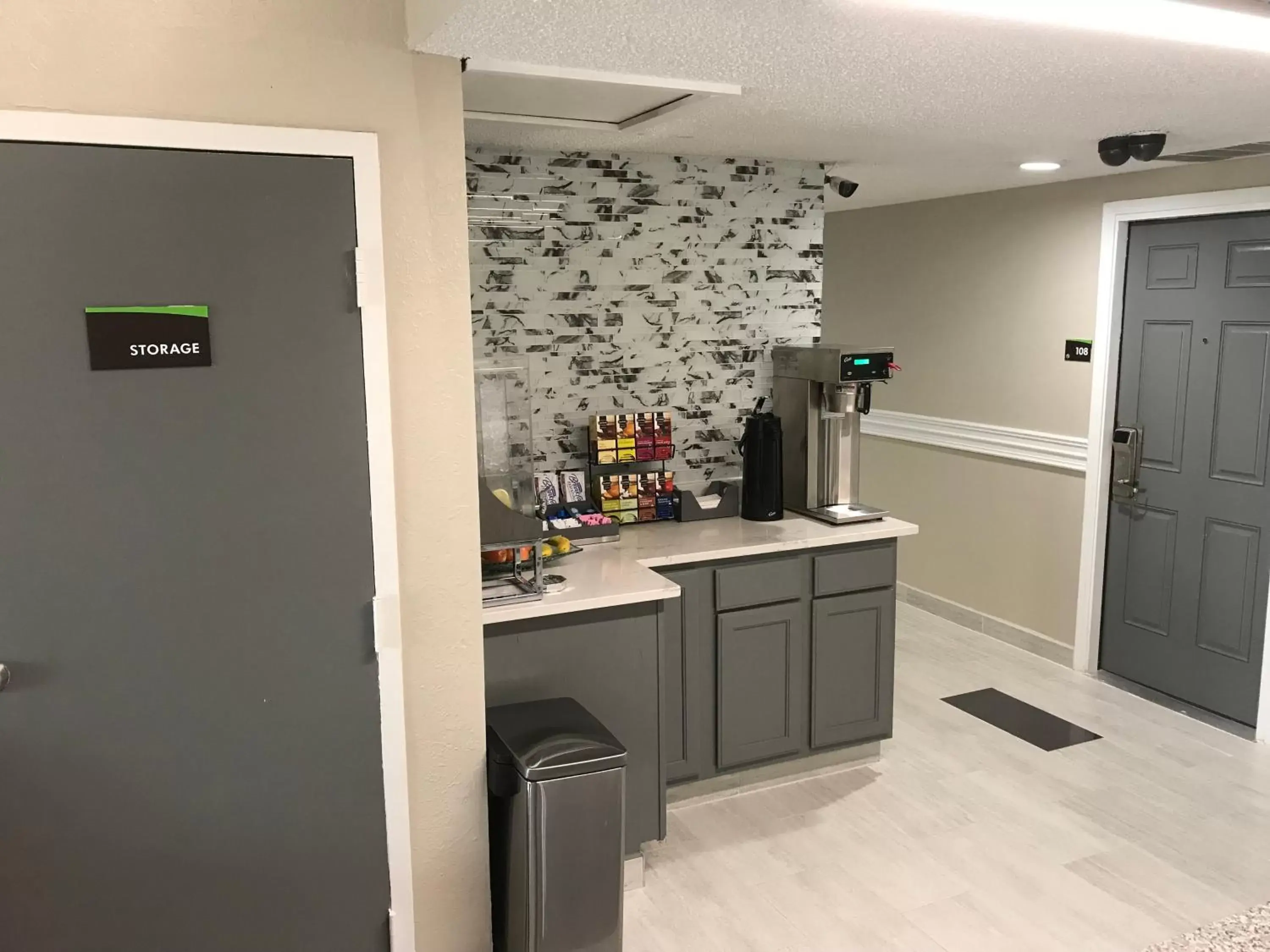 Kitchen/Kitchenette in Hometown Inn & Suites