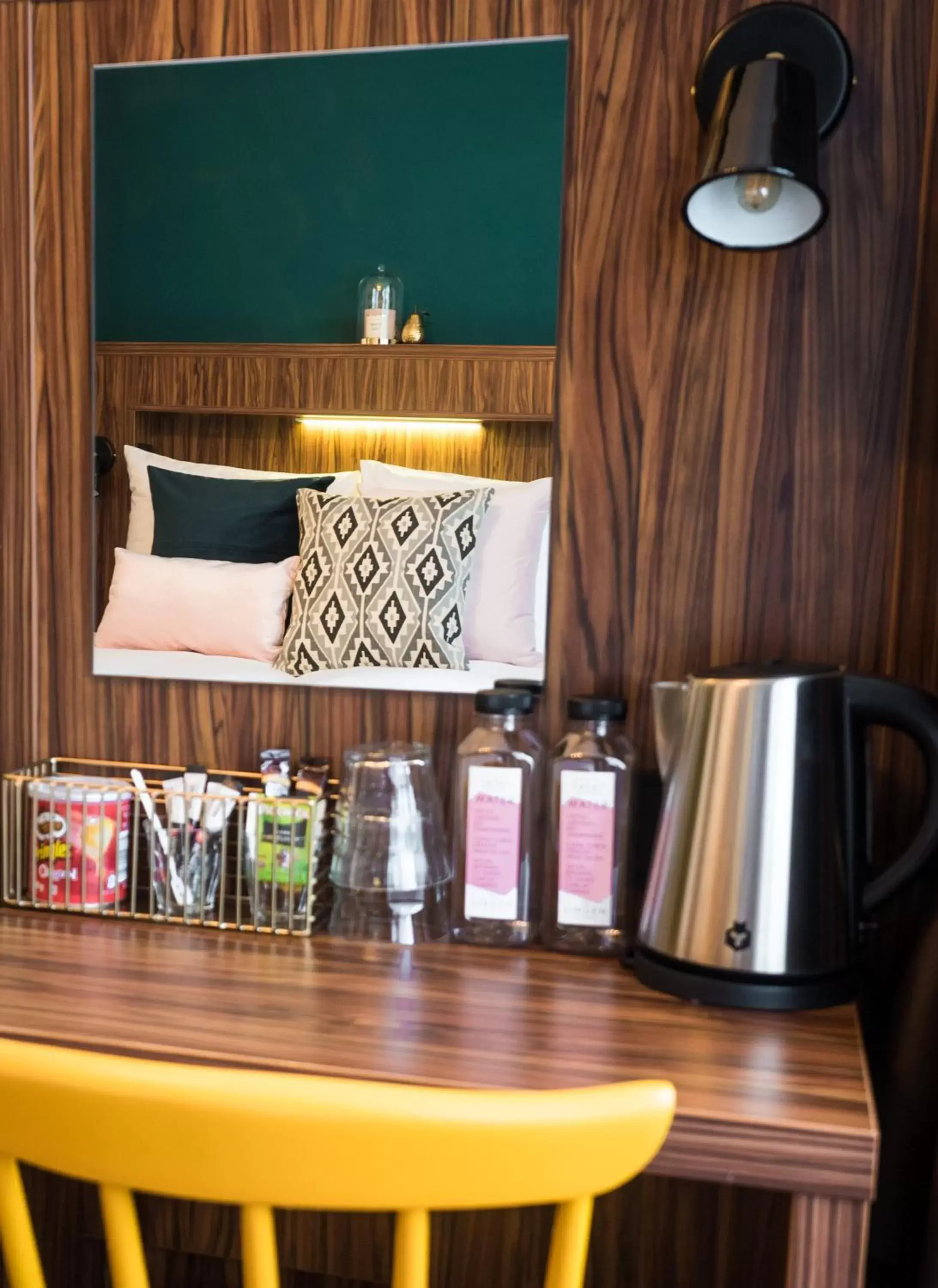 Coffee/tea facilities in Linden Hotel