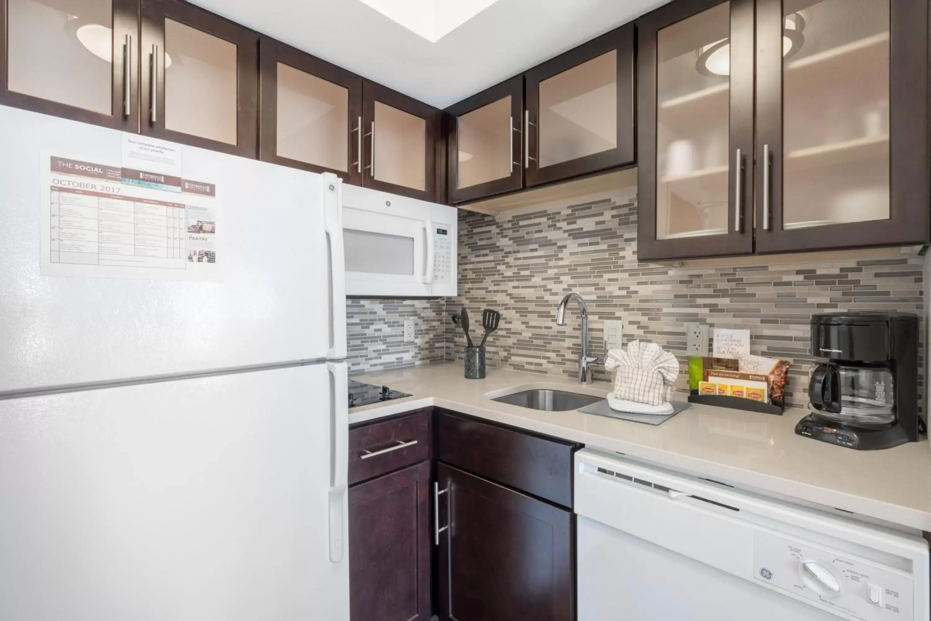 Photo of the whole room, Kitchen/Kitchenette in Staybridge Suites Wilmington-Newark, an IHG Hotel