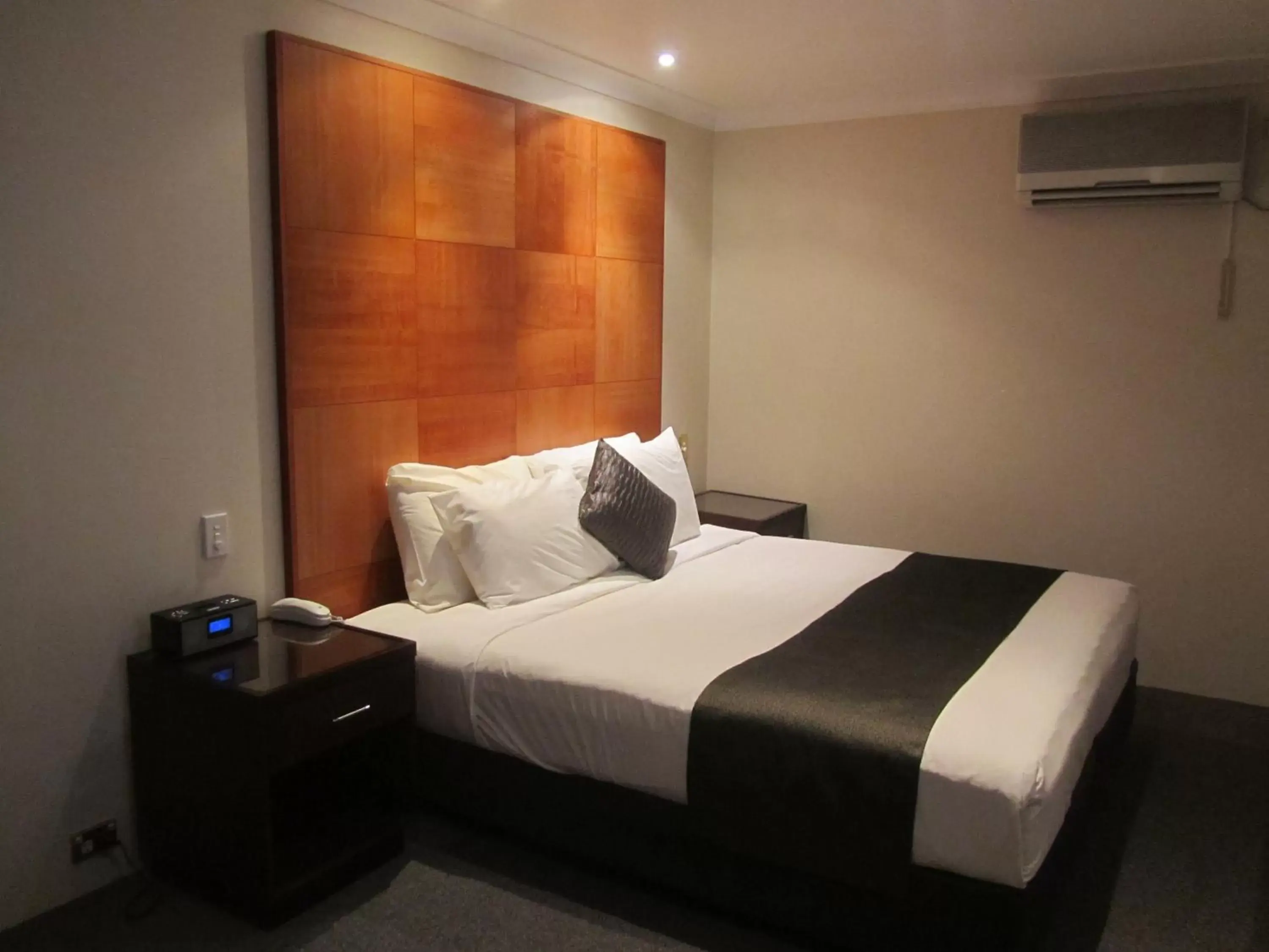 Bed in Best Western Plus Goulburn