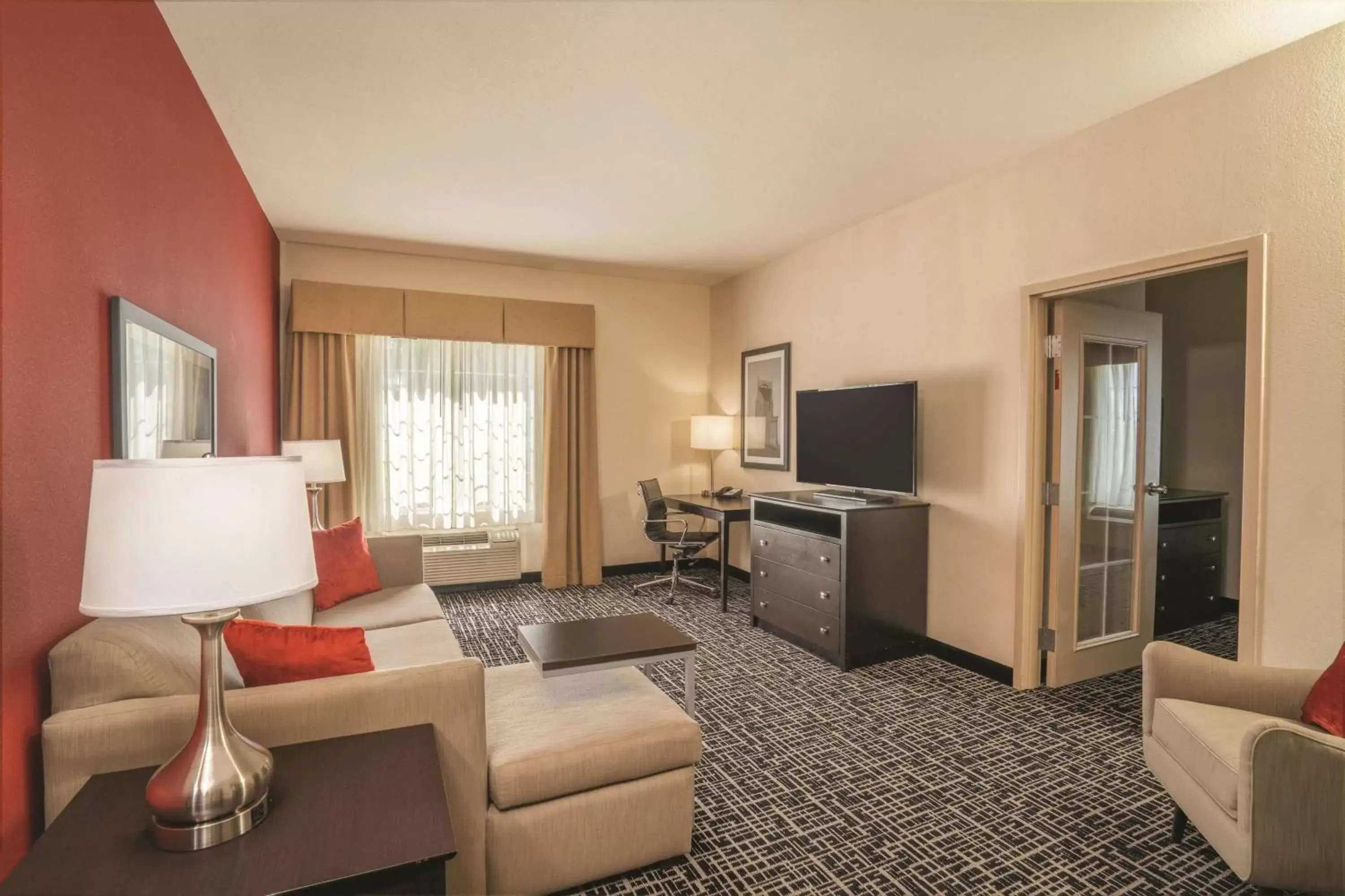 Photo of the whole room, Seating Area in La Quinta by Wyndham Smyrna TN - Nashville
