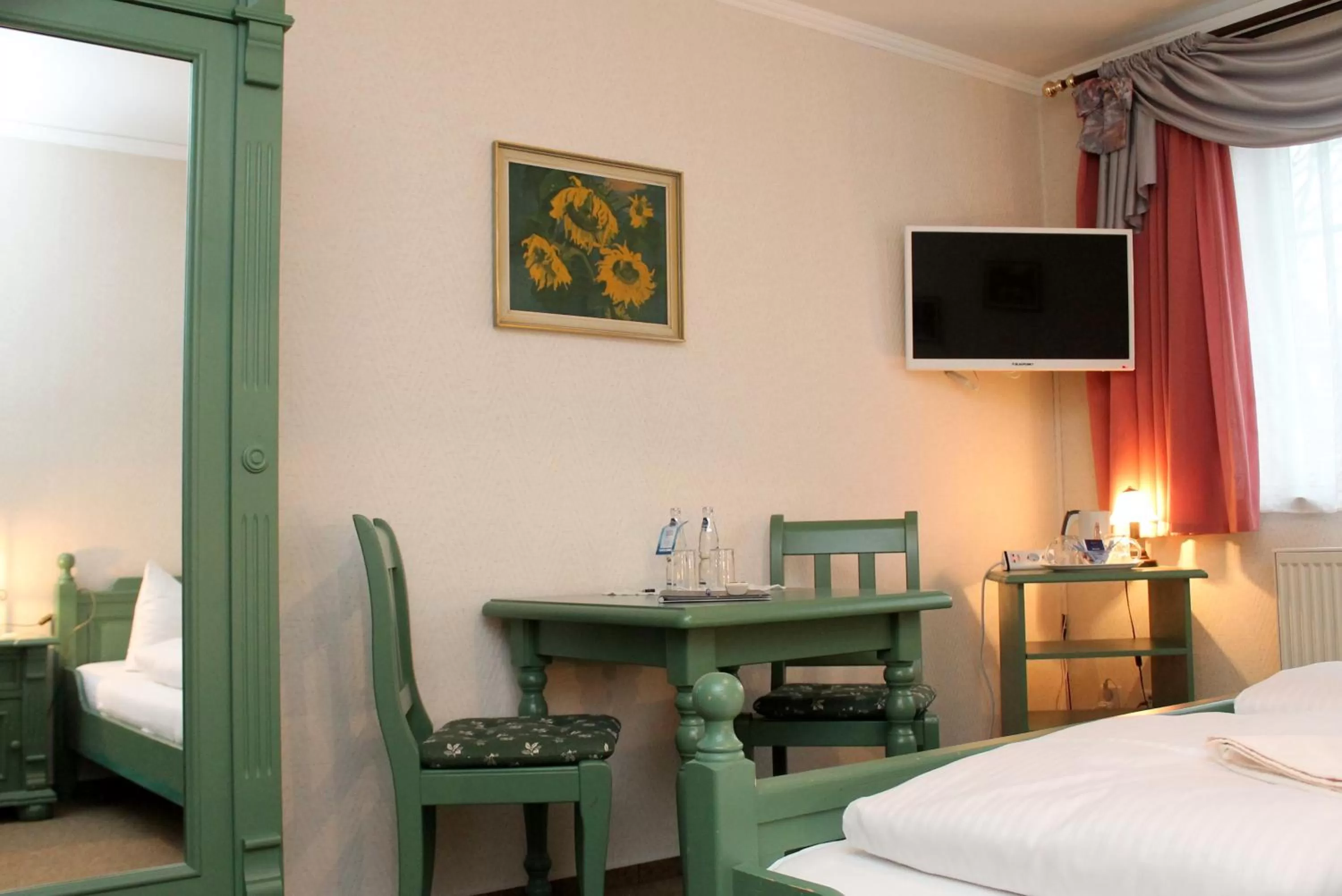 TV and multimedia, Bed in Landgasthof Zur Goldenen Aue