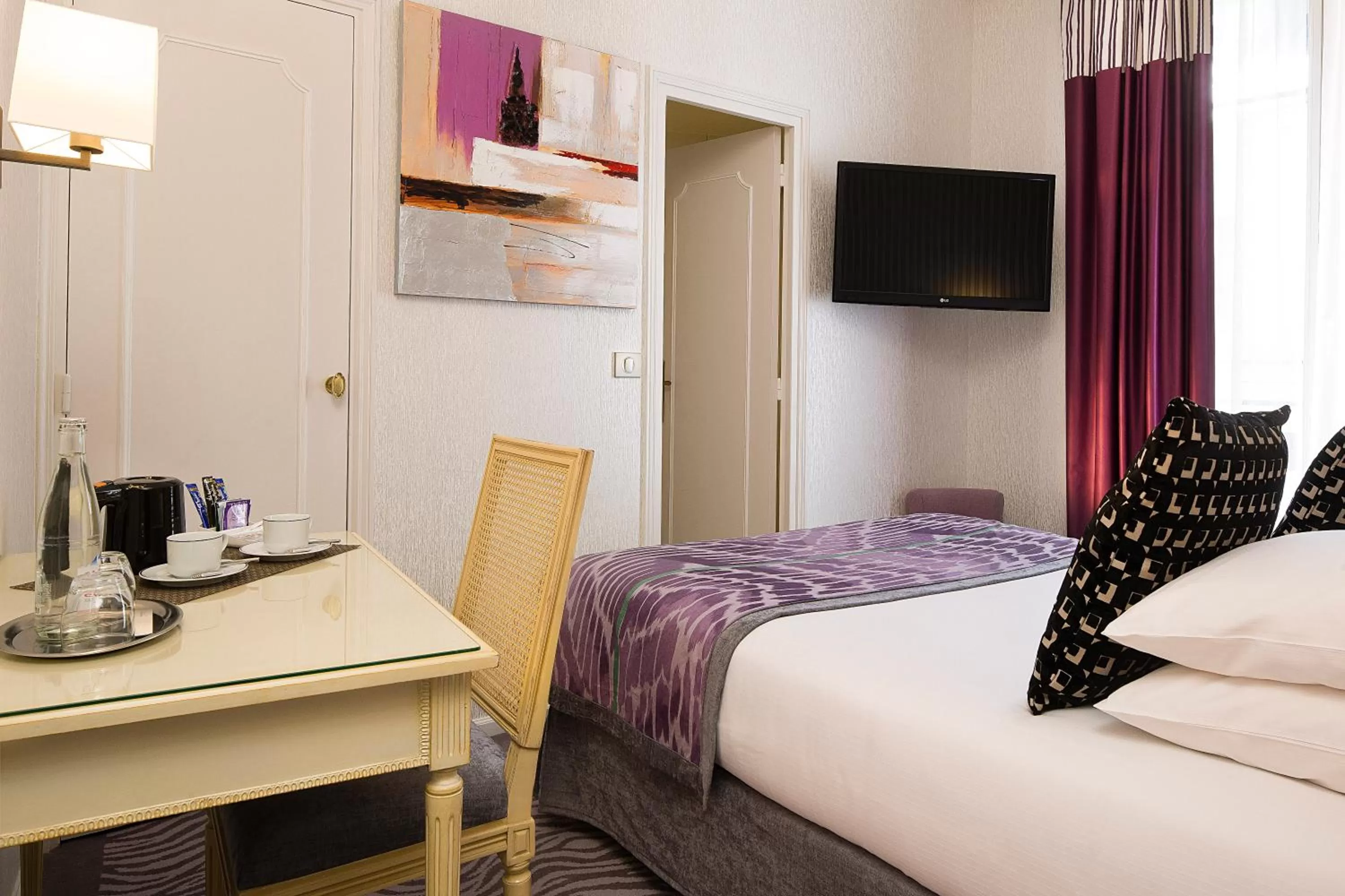 Bed in Hôtel Victor Hugo Paris Kléber