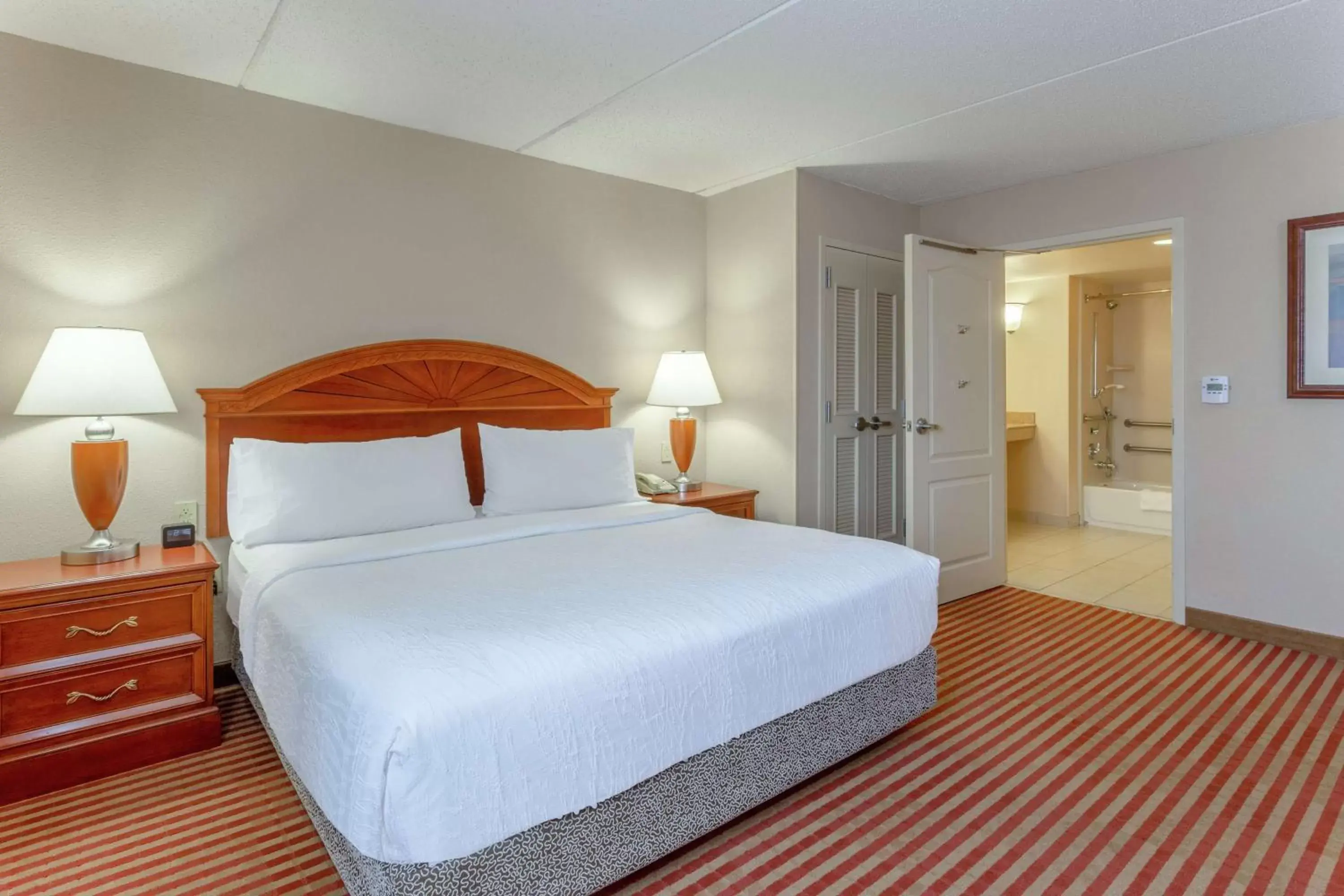 Bathroom, Bed in Hilton Garden Inn Richmond South/Southpark