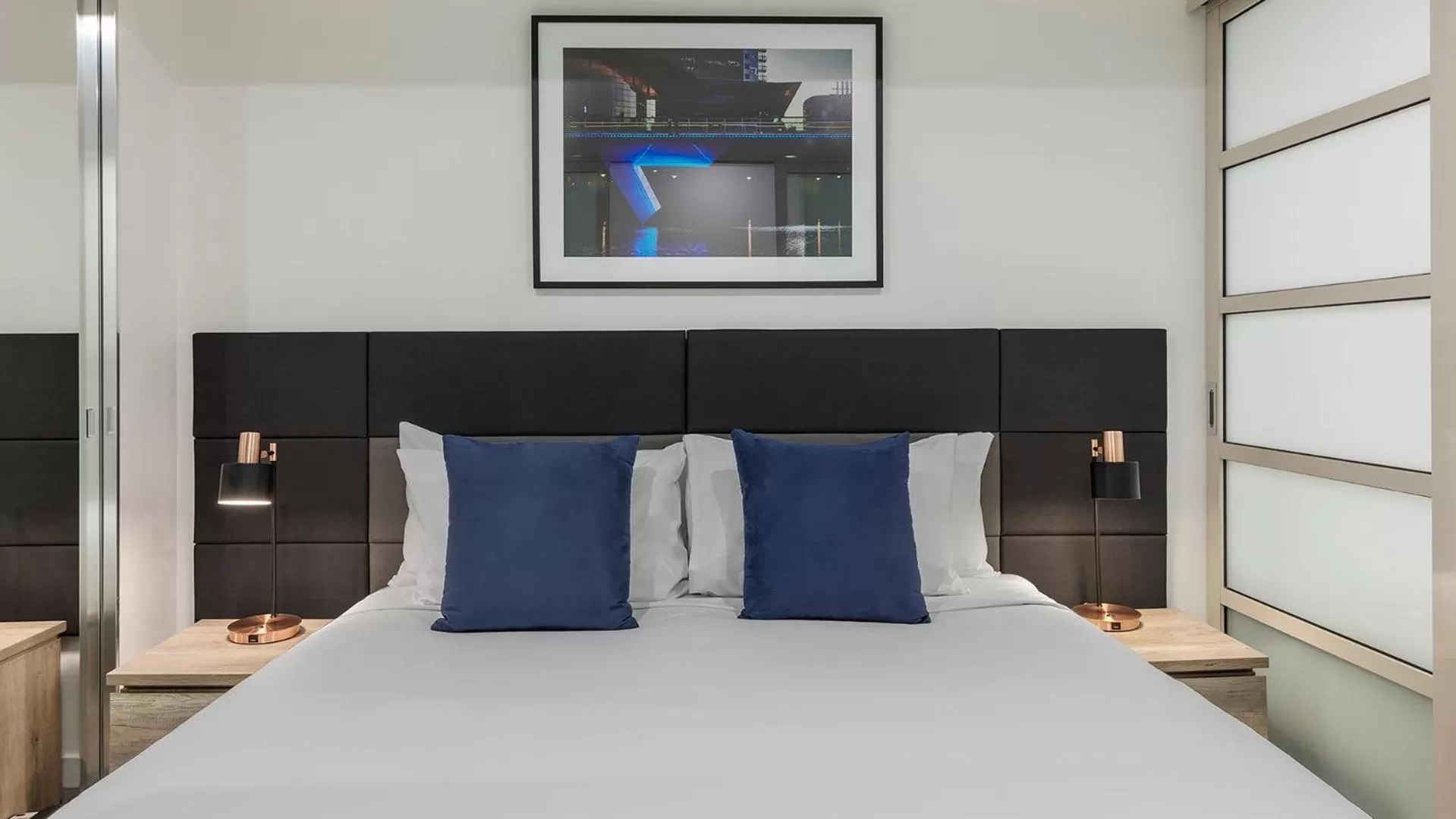 Bedroom, Bed in Oaks Adelaide Embassy Suites