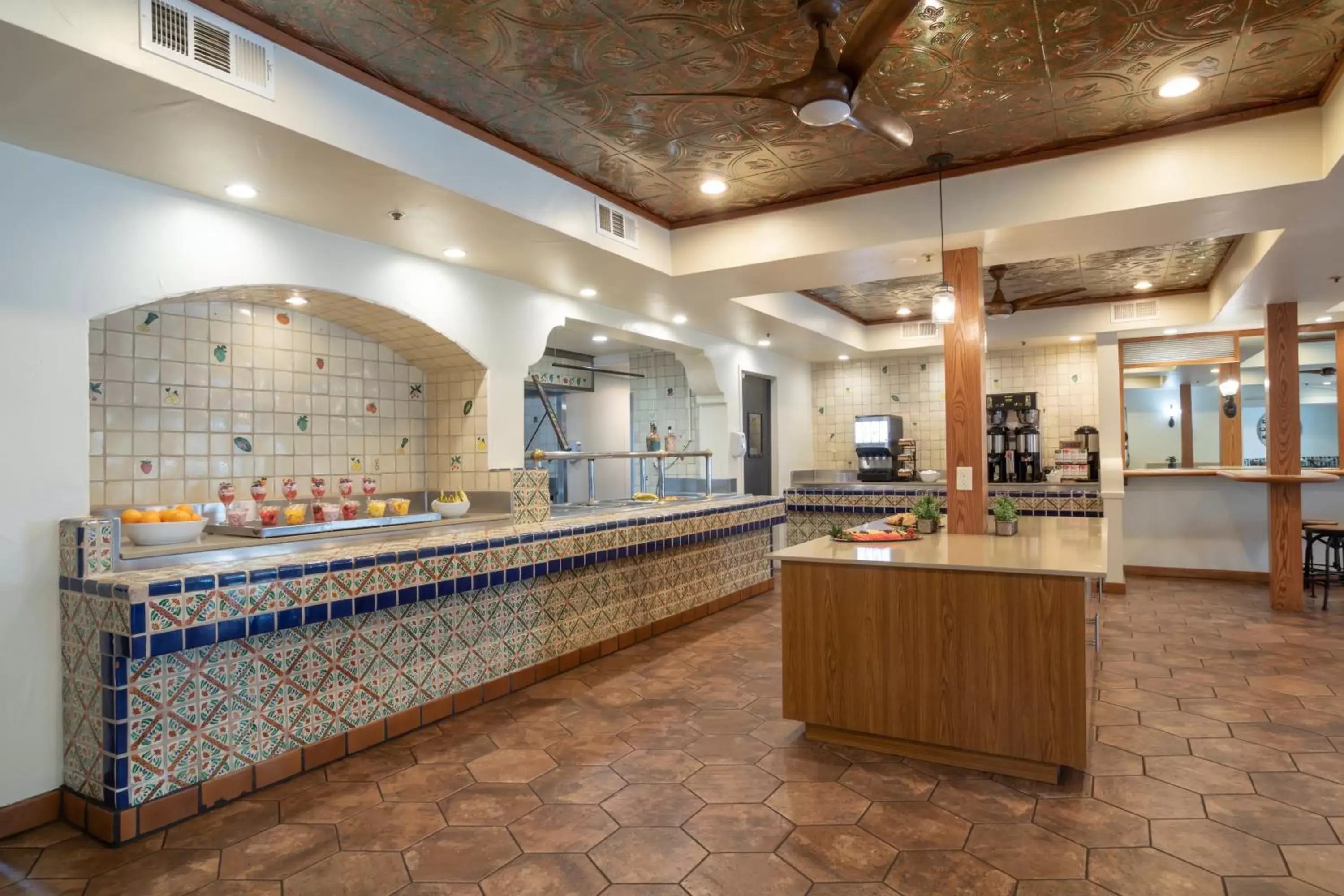 Dining area in Oxford Suites Pismo Beach