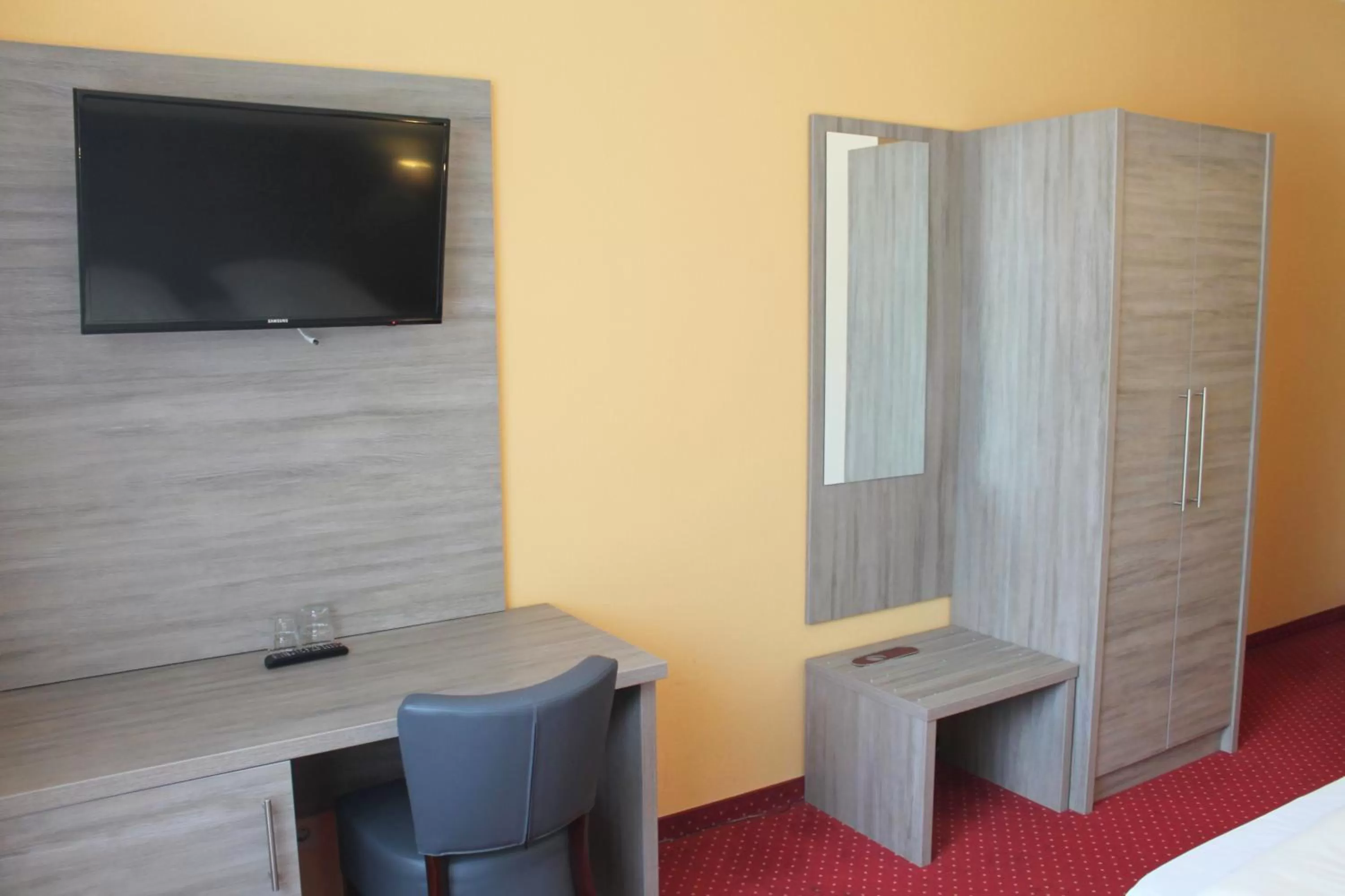 TV and multimedia, TV/Entertainment Center in Hotel Lorien