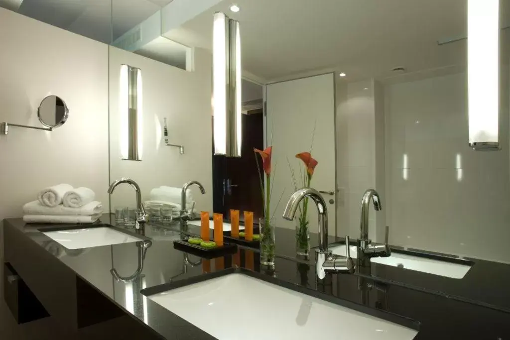 Bathroom, Kitchen/Kitchenette in Hotel Penz West