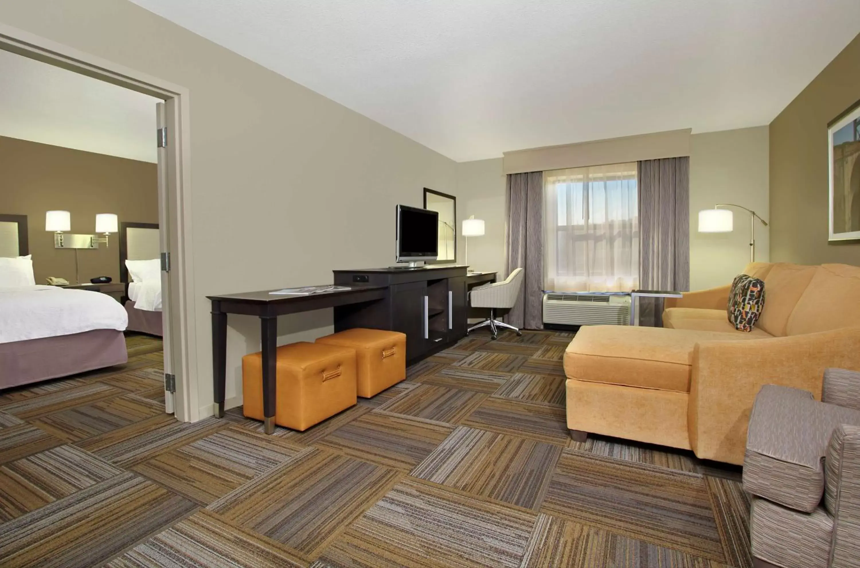 Living room, TV/Entertainment Center in Hampton Inn & Suites-Florence Downtown