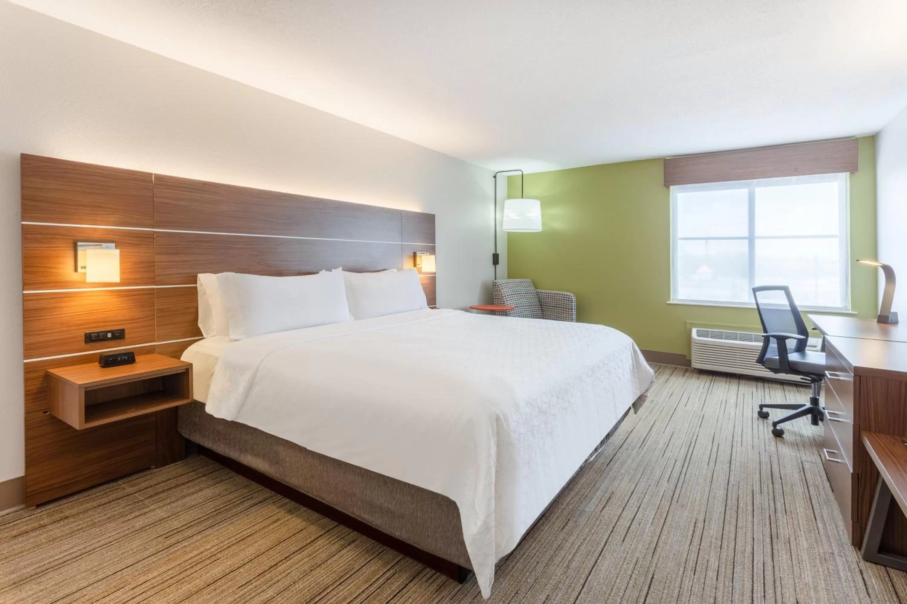 Photo of the whole room, Bed in Holiday Inn Express Scottsburg by IHG