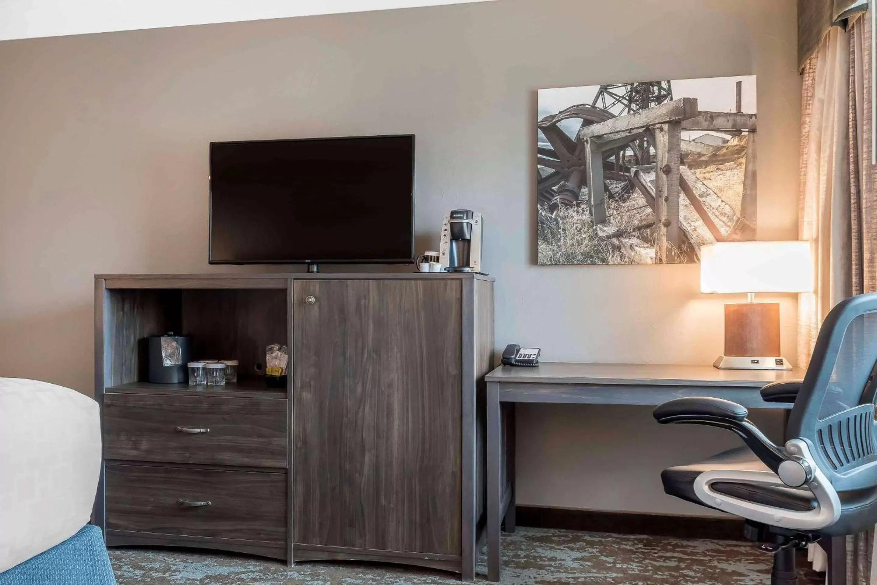 Photo of the whole room, TV/Entertainment Center in Copper King Convention Center, Ascend Hotel Collection