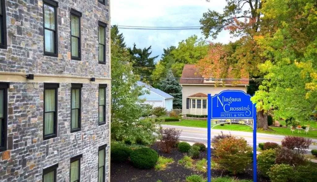 Property building in Niagara Crossing Hotel and Spa