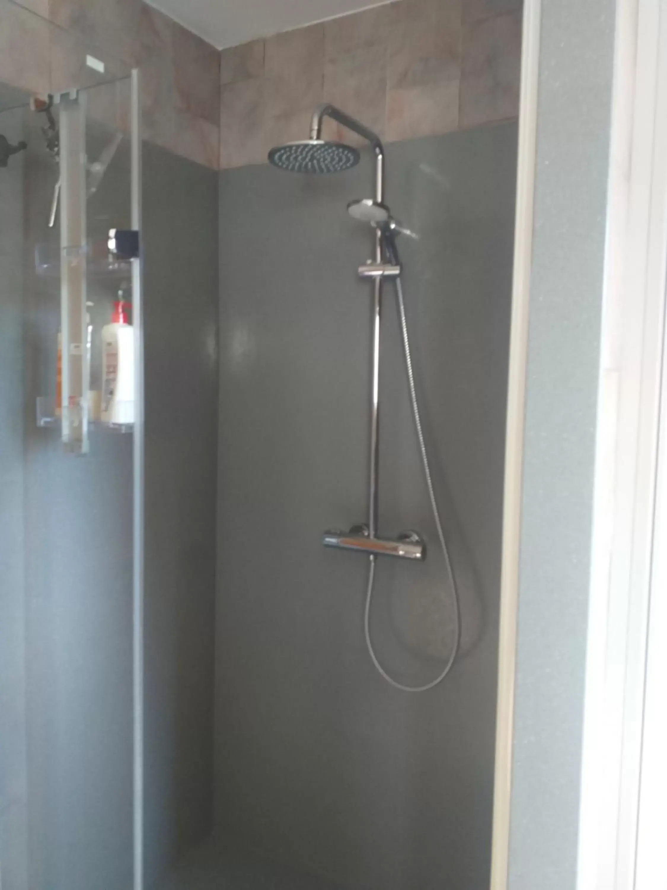 Shower, Bathroom in Fan 36B