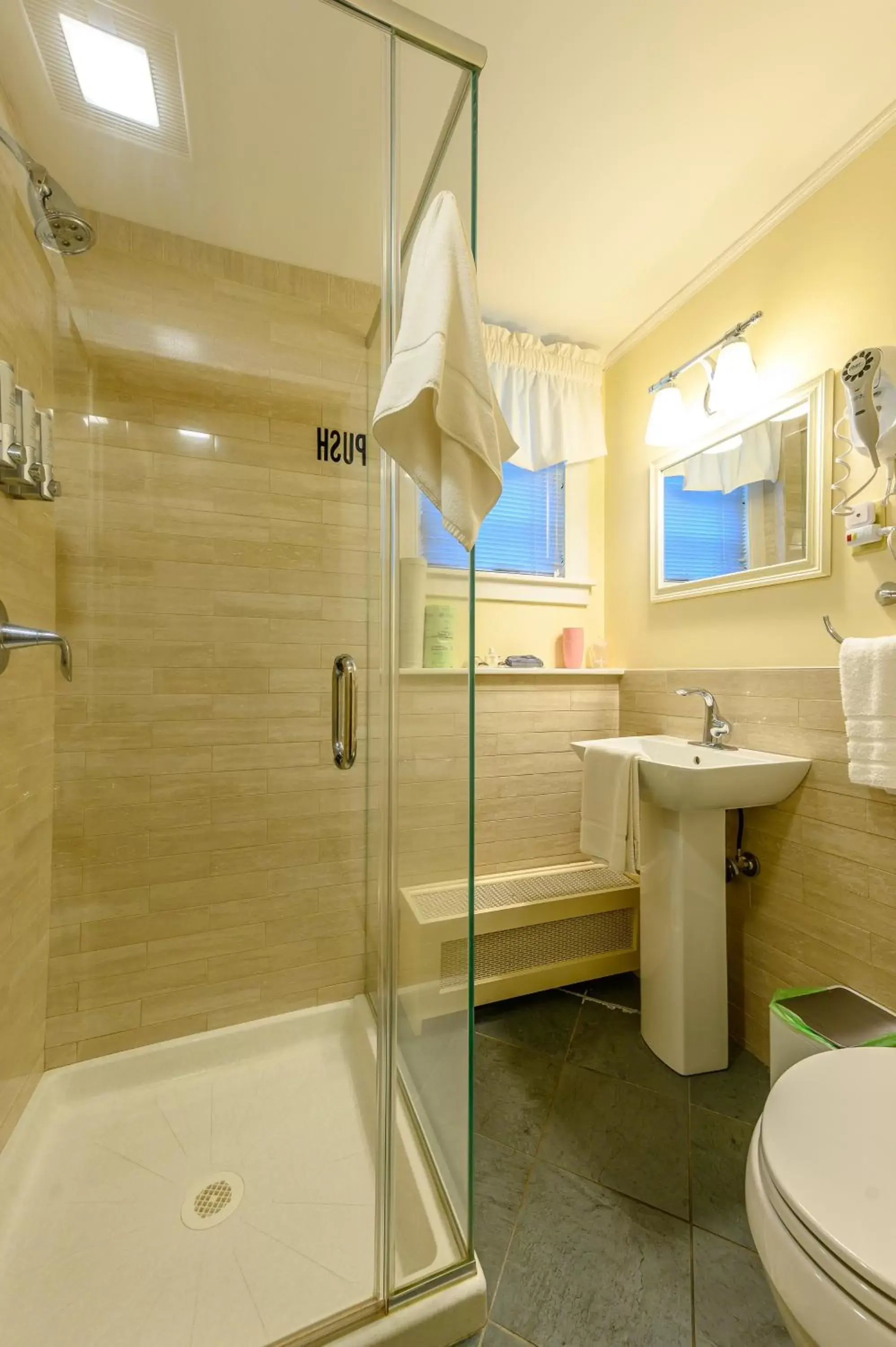 Bathroom in Brass Lantern Inn