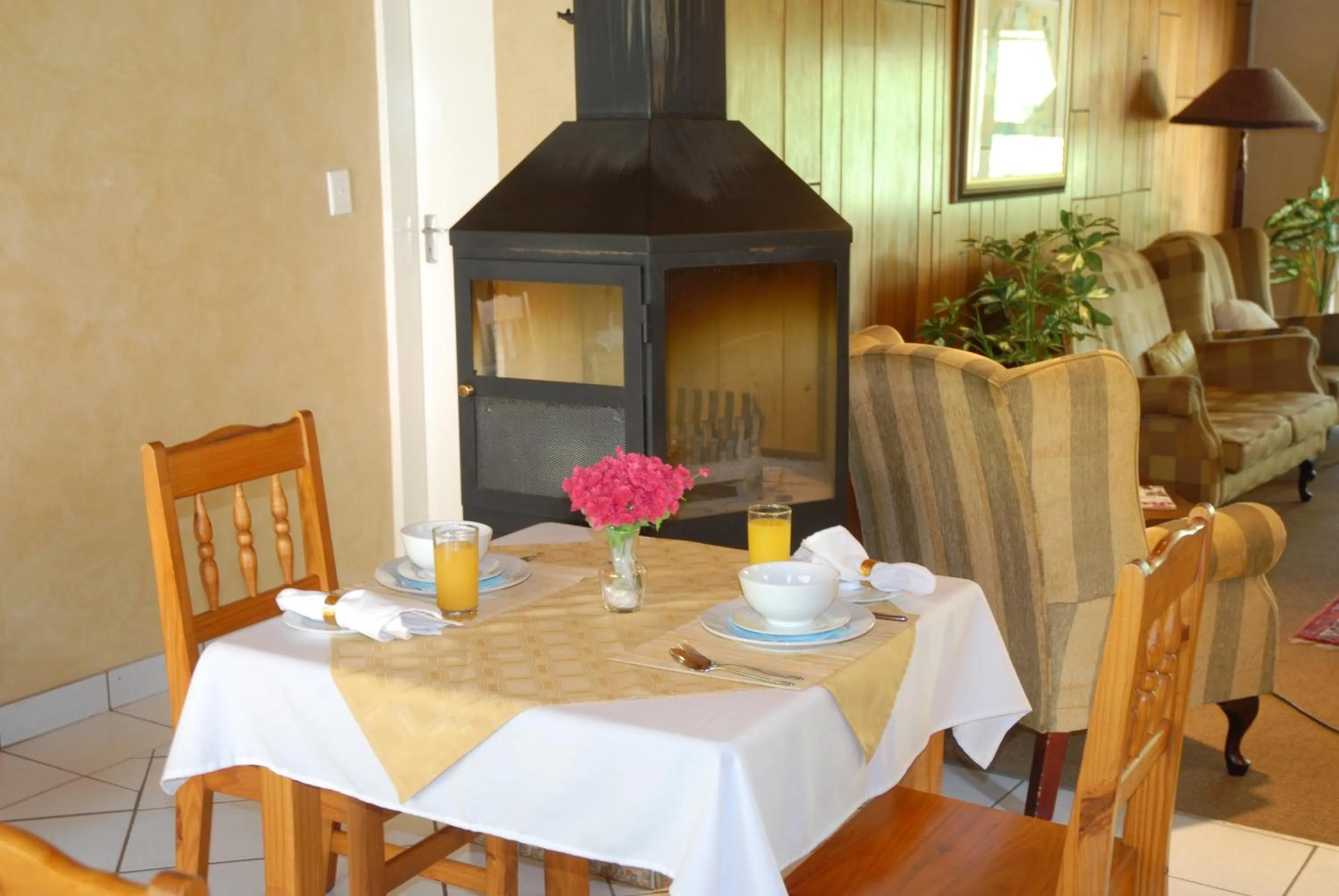 Restaurant/places to eat in Purple Olive Guest House