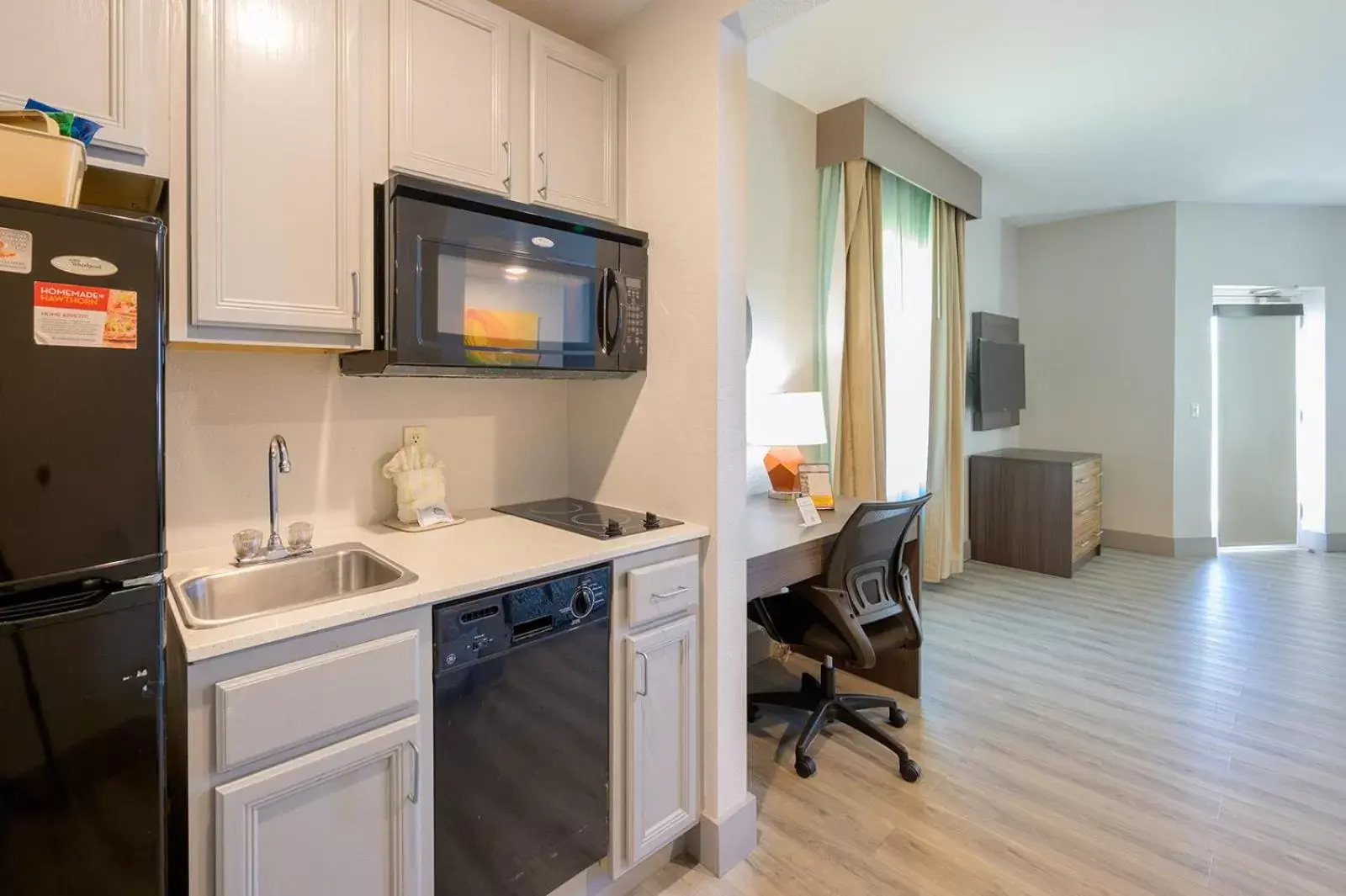 Kitchen or kitchenette, TV/Entertainment Center in Hawthorn Suites by Wyndham Panama City Beach FL