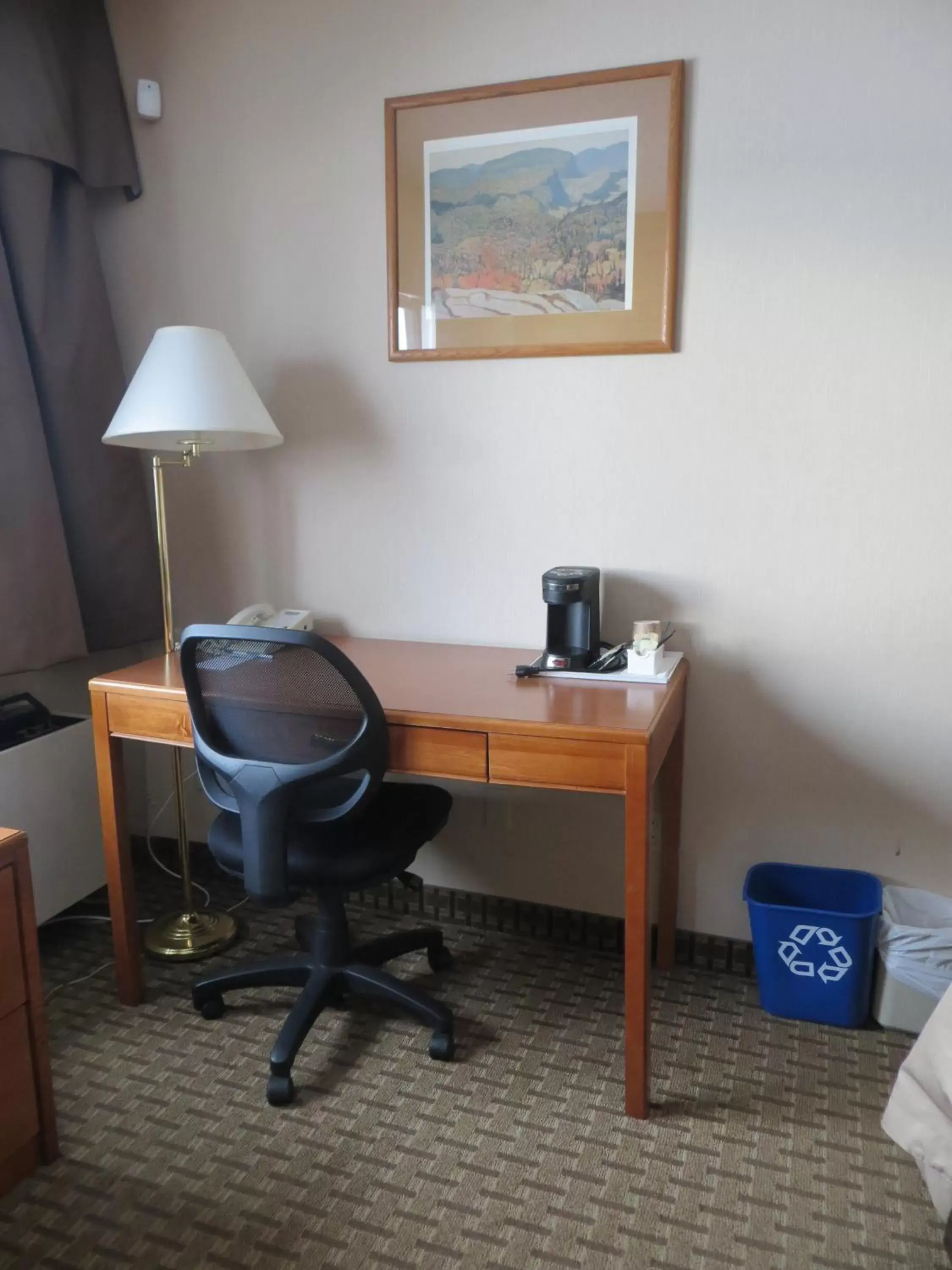 Seating area, TV/Entertainment Center in Travelodge by Wyndham Thunder Bay ON