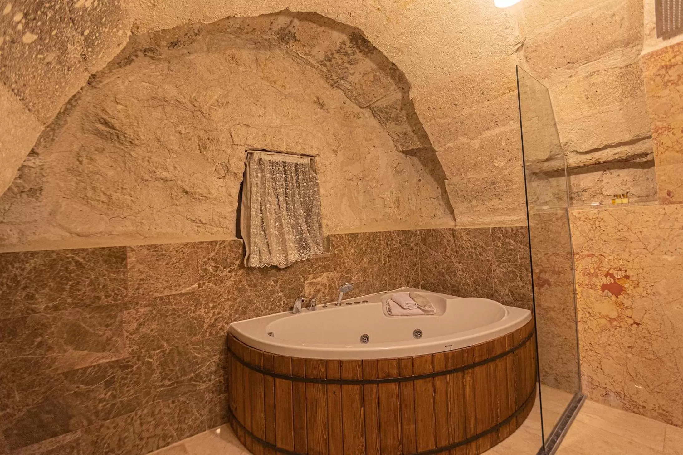 Hot Tub in Taskonak Hotel