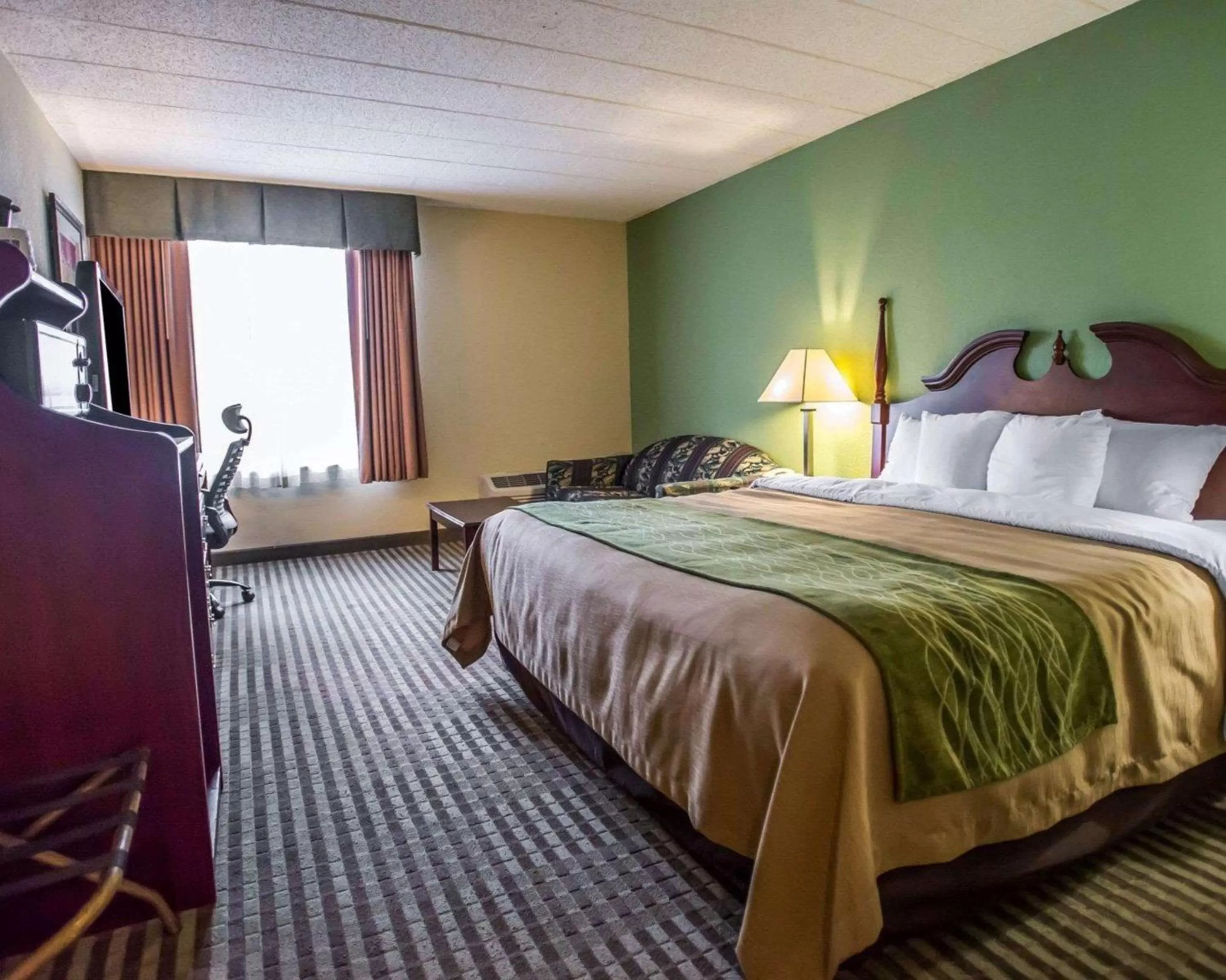 Photo of the whole room, Bed in Quality Inn Mill Hall - Lamar