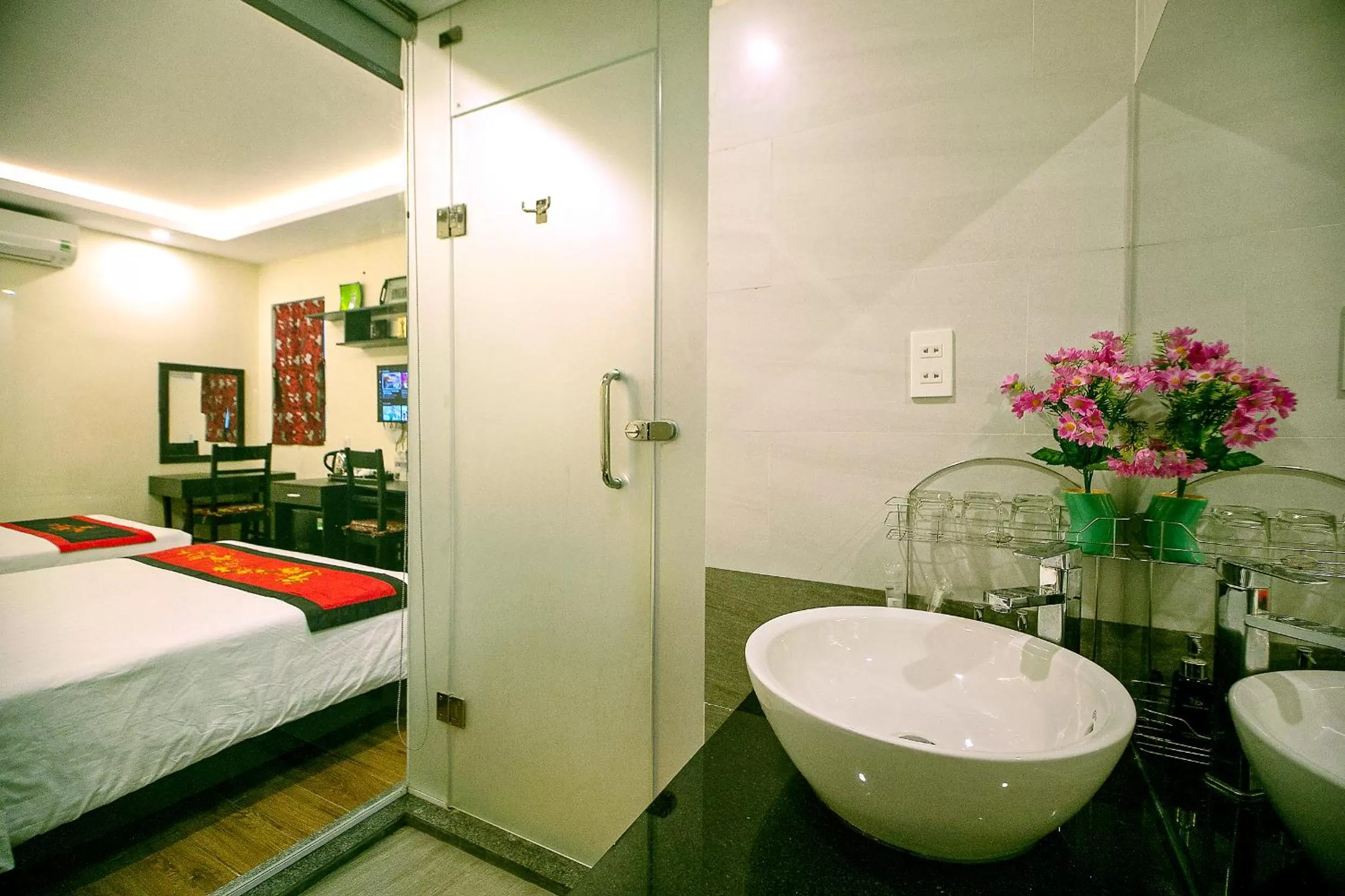 Bathroom, Bed in Hoi An Riverland Villa - Hoi An Center