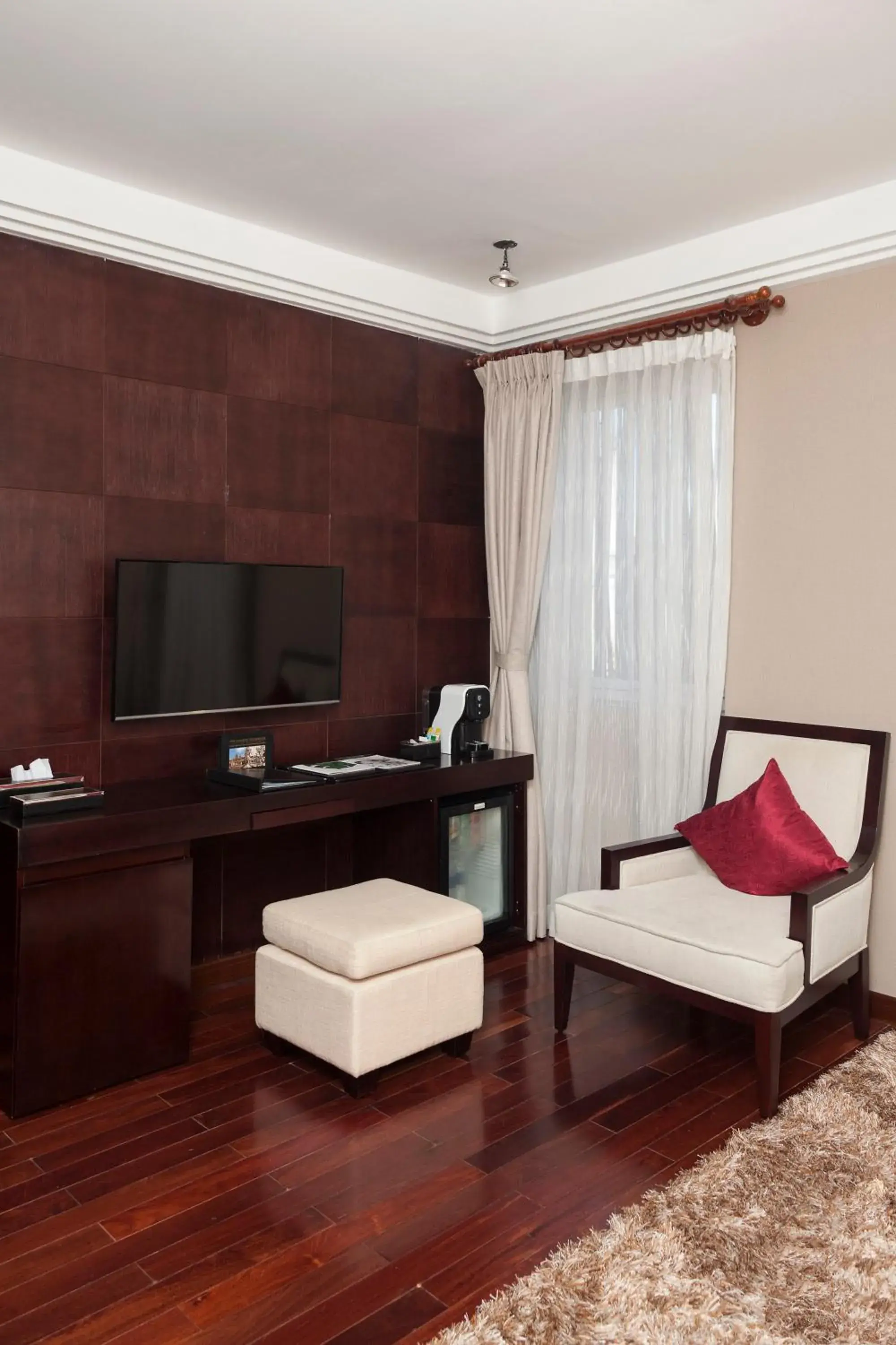 Bedroom, TV/Entertainment Center in Arunreas Hotel