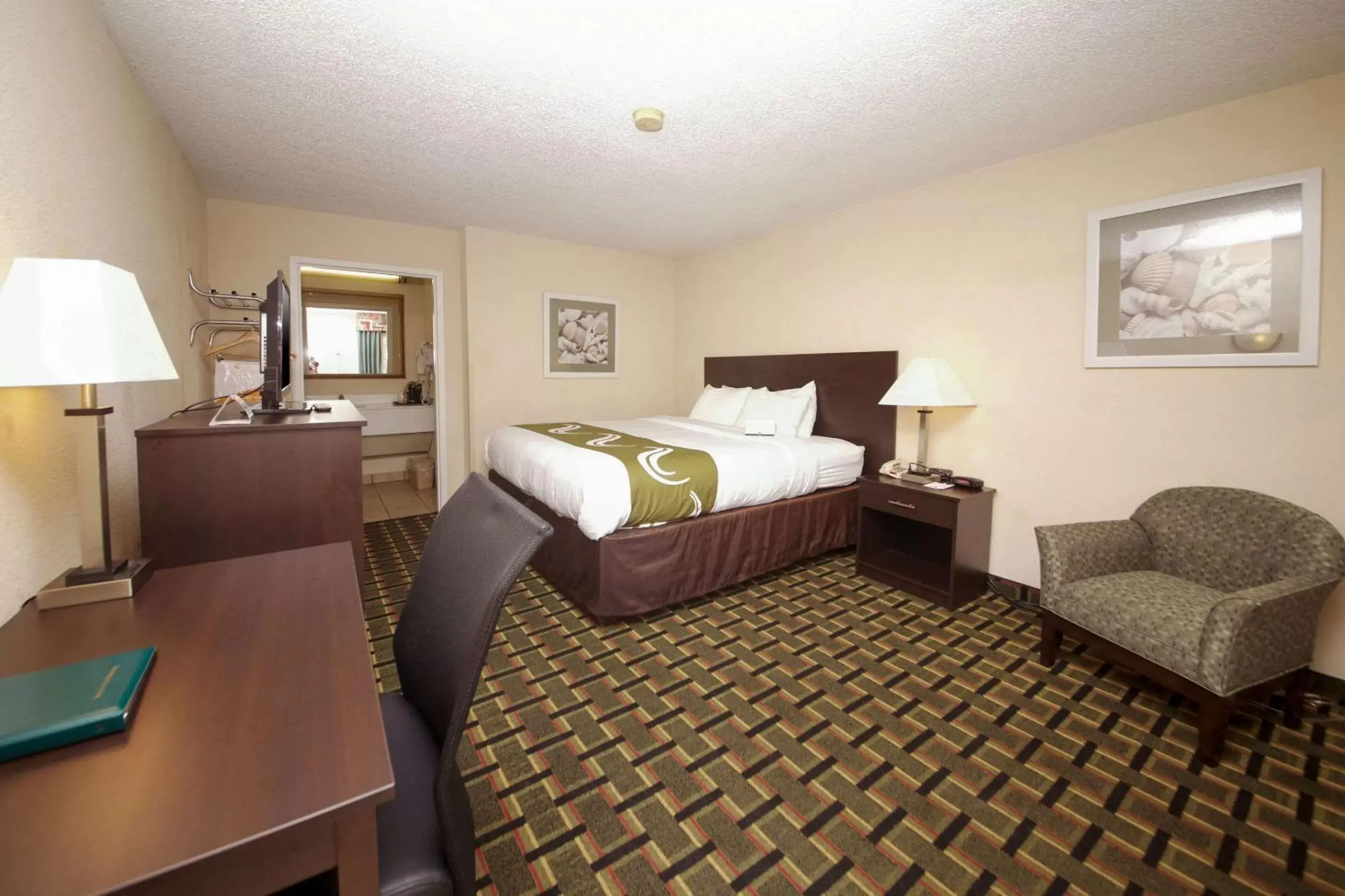 Photo of the whole room, Bed in Quality Inn Orange Park Jacksonville