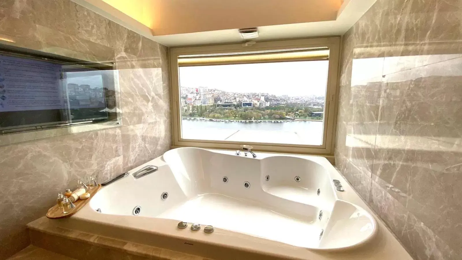Lifestyle Junior Suite with Spa Bath in Lazzoni Hotel