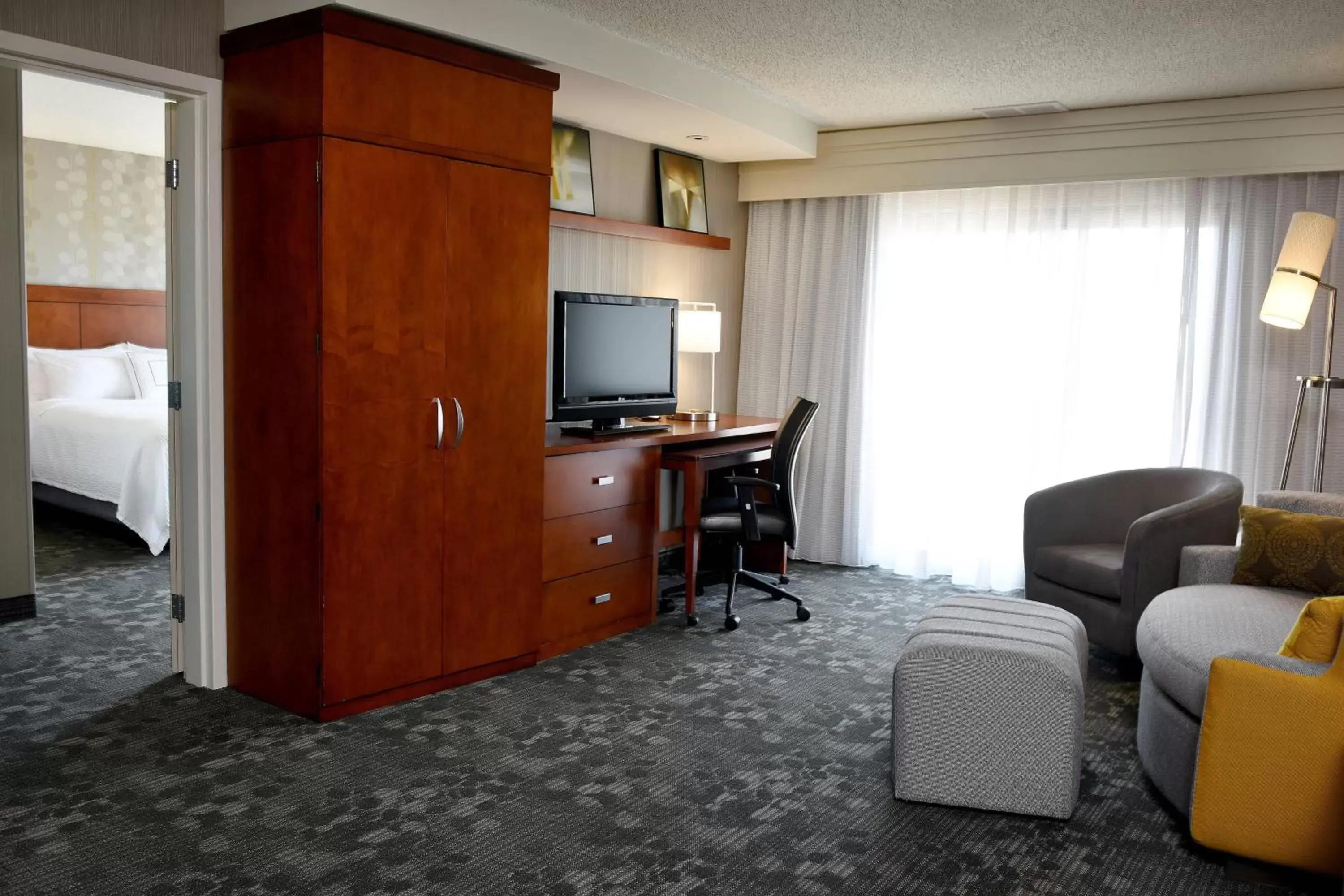 Living room, TV/Entertainment Center in Courtyard By Marriott Sioux Falls