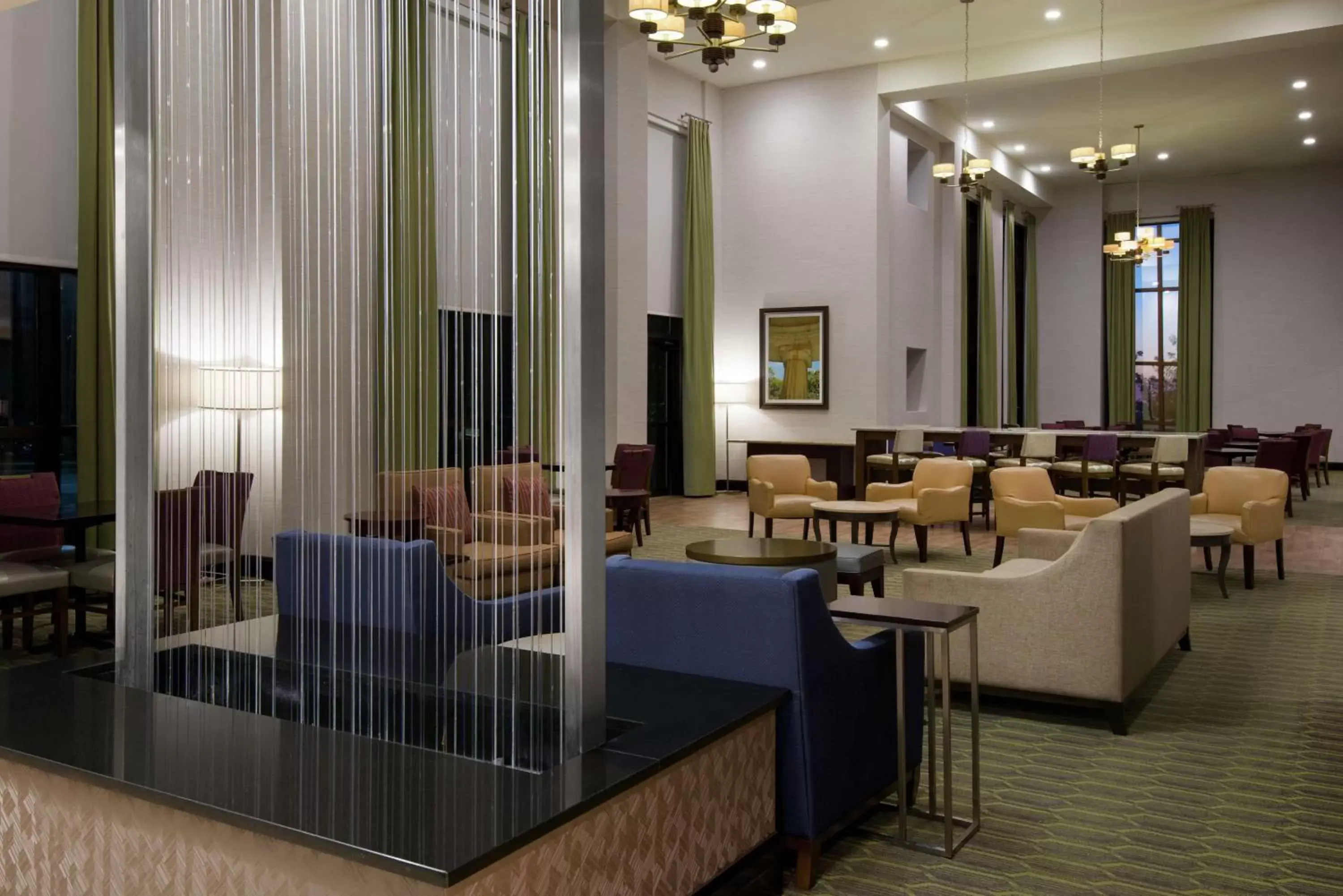 Lobby or reception, Lounge/Bar in Hampton Inn & Suites National Harbor/Alexandria Area