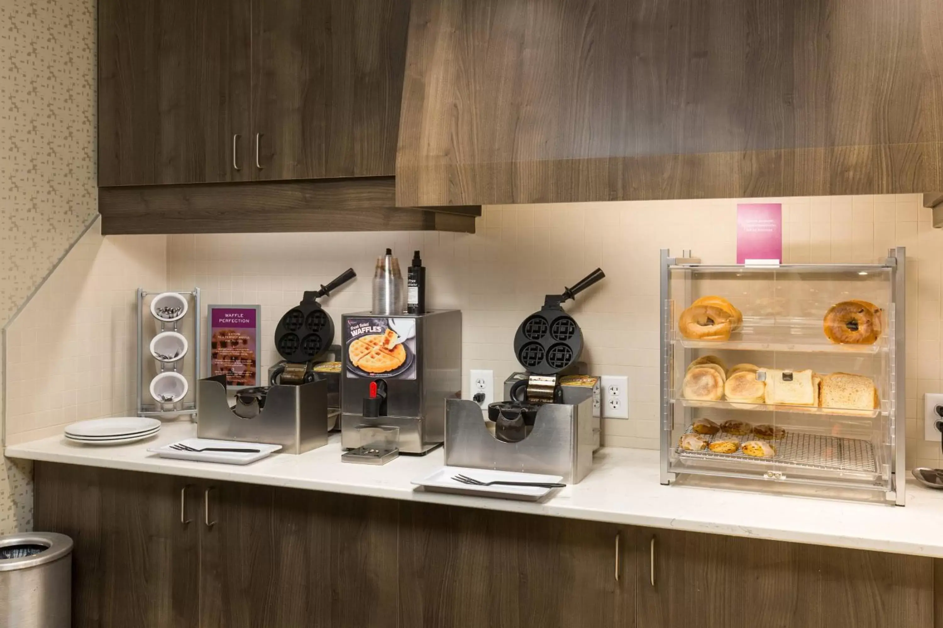 Breakfast, Kitchen/Kitchenette in Residence Inn by Marriott Denver Central Park