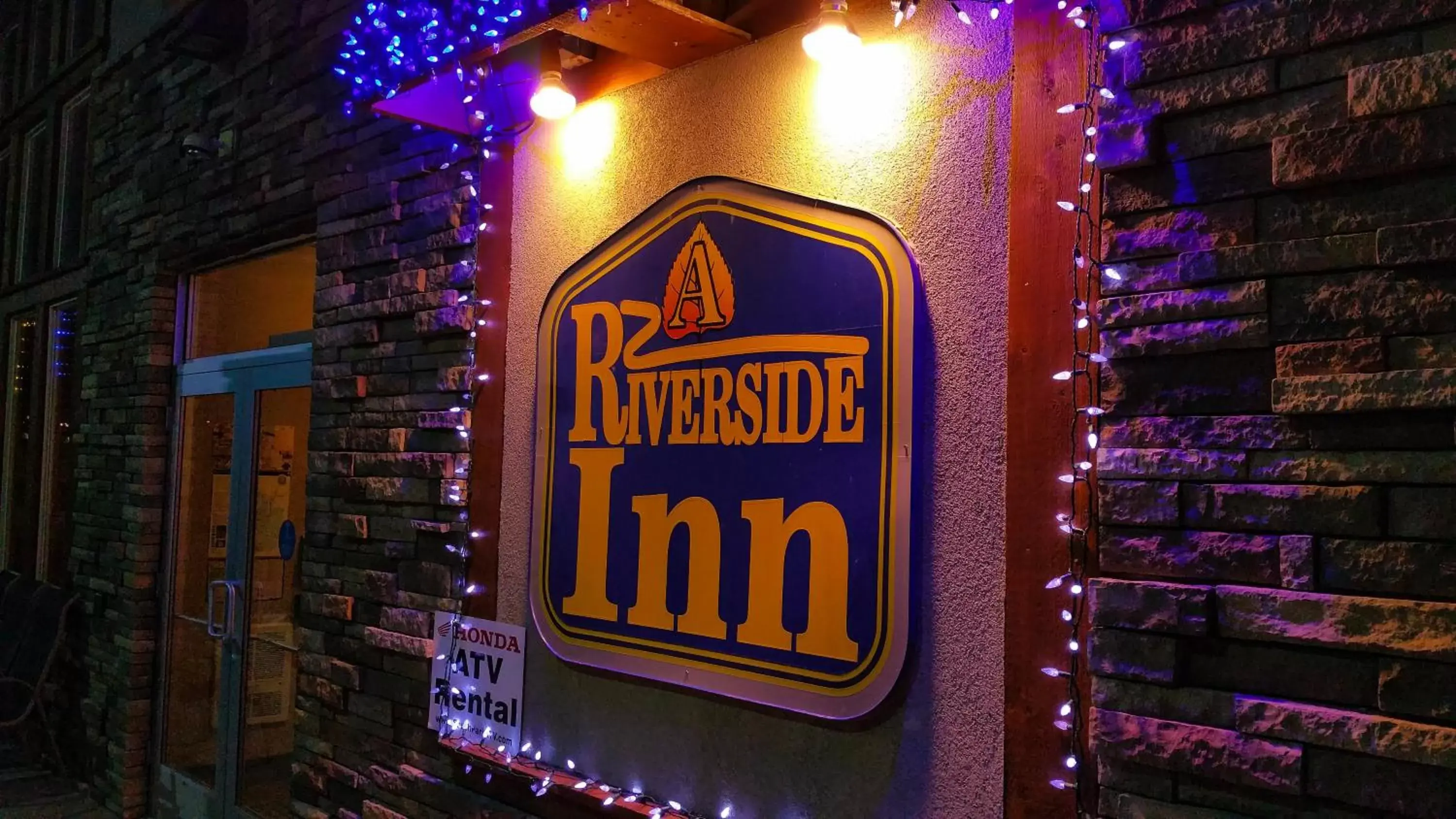Facade/entrance in A Riverside Inn Travelodge by Wyndham