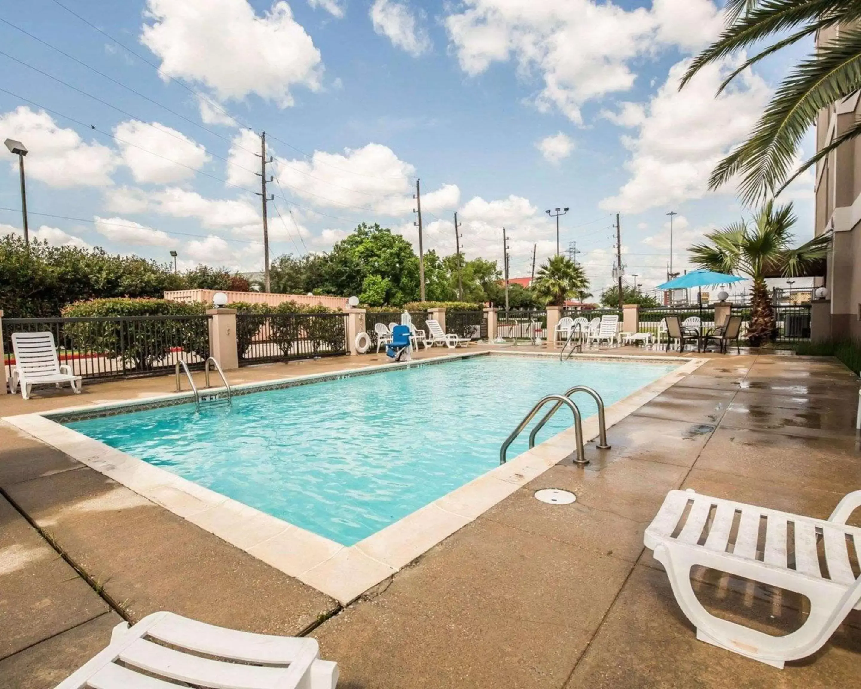 On site, Swimming Pool in Comfort Suites Stafford Near Sugarland