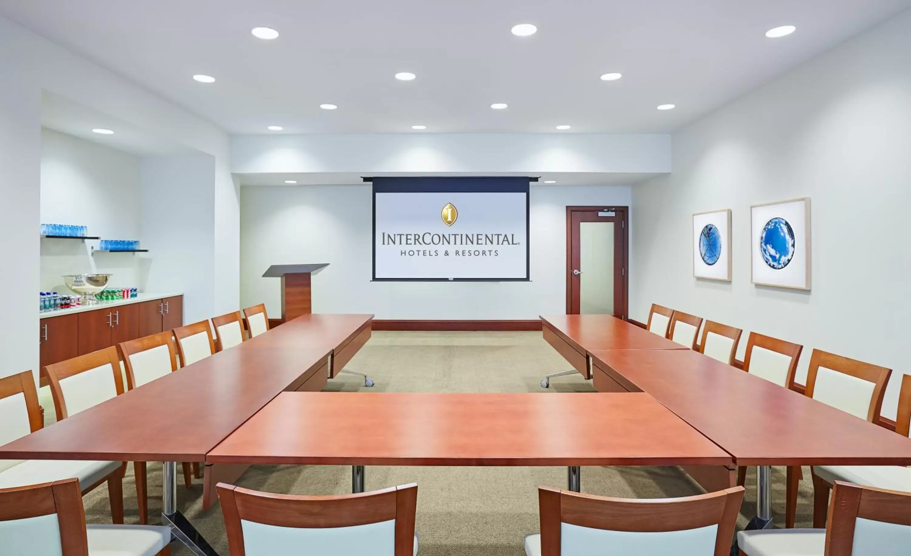 Meeting/conference room in InterContinental Suites Hotel Cleveland, an IHG Hotel