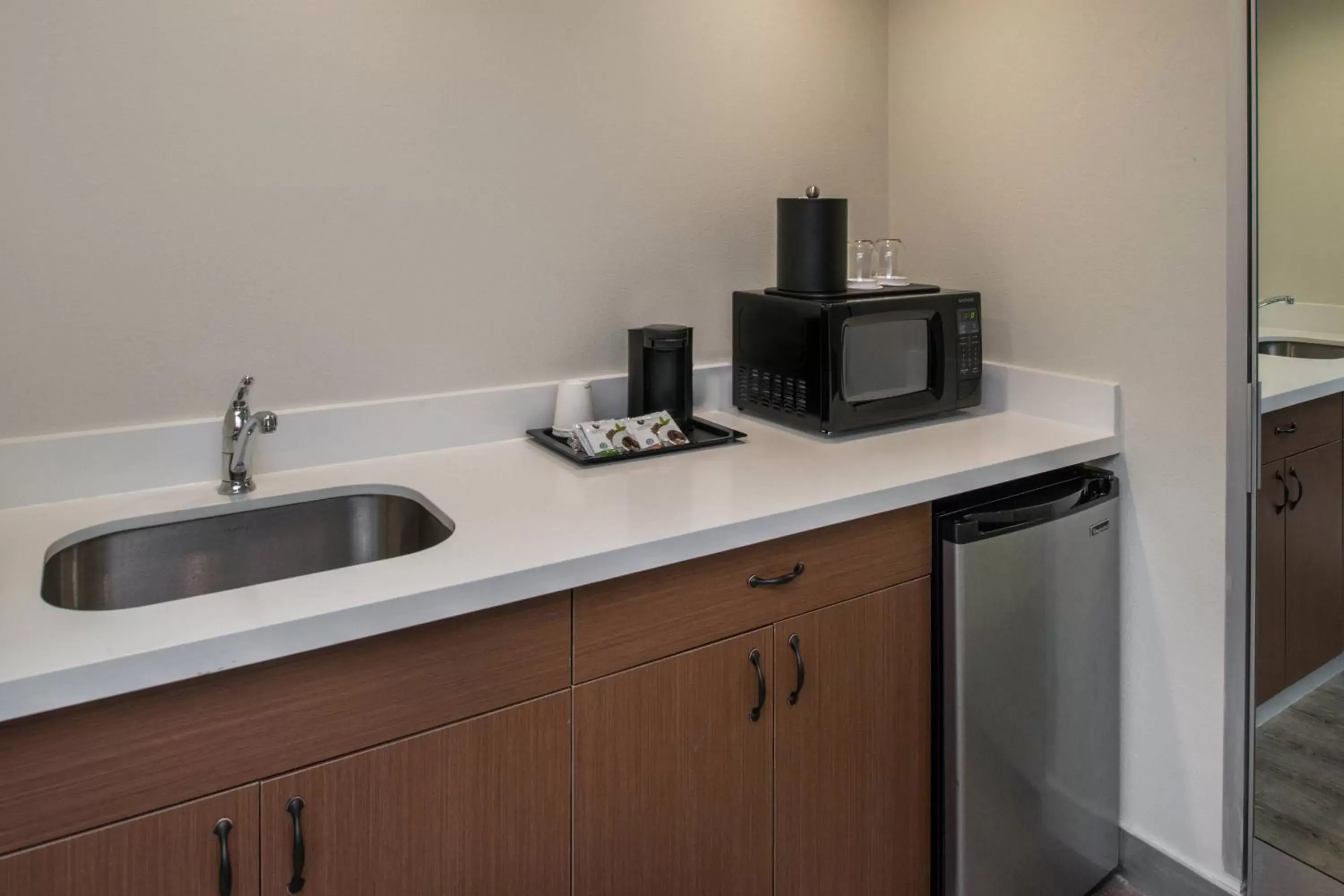 Photo of the whole room, Kitchen/Kitchenette in Courtyard by Marriott Temecula Murrieta
