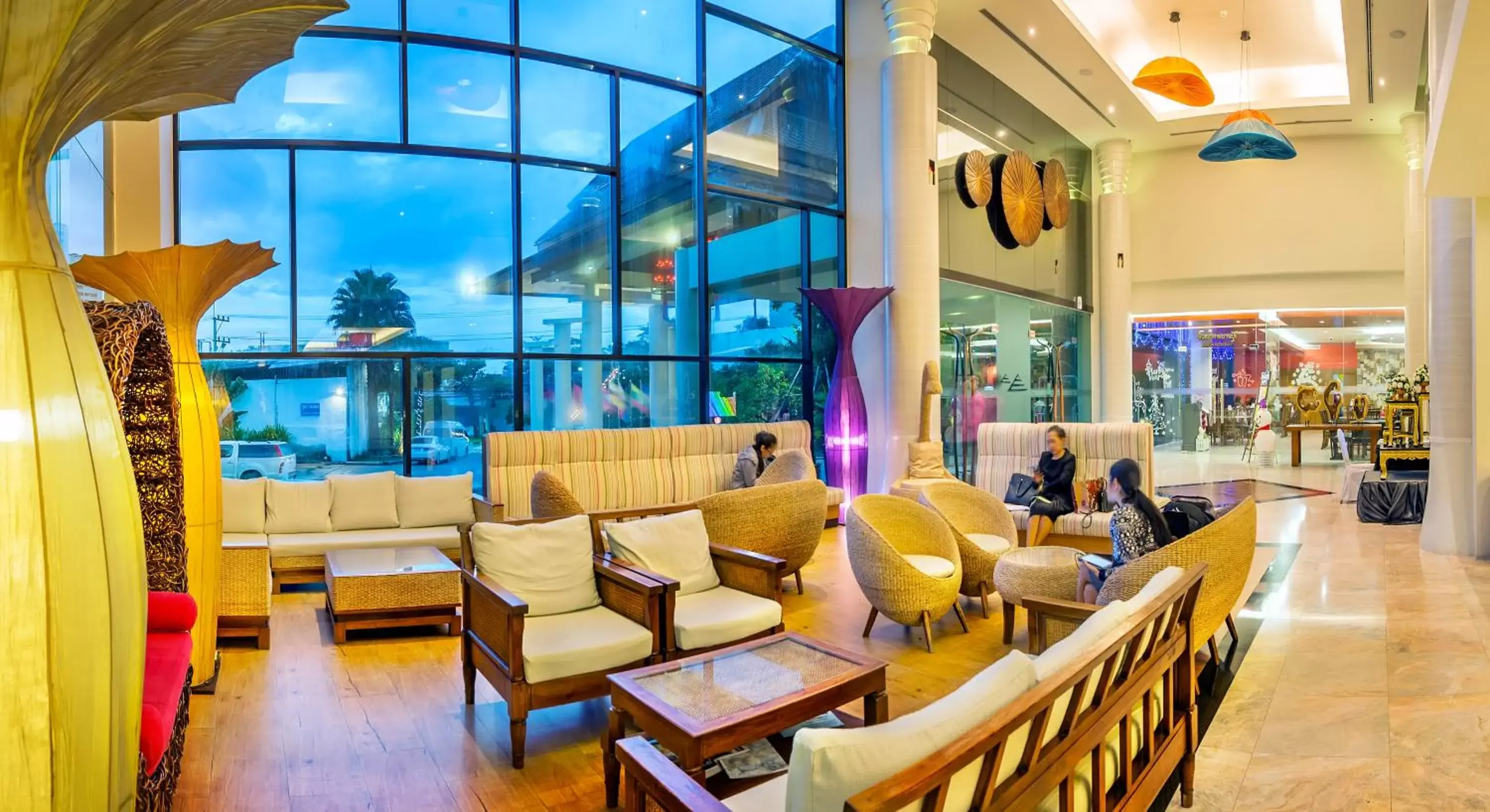 Lobby or reception, Lounge/Bar in Buri Sriphu Hotel & Convention Centre