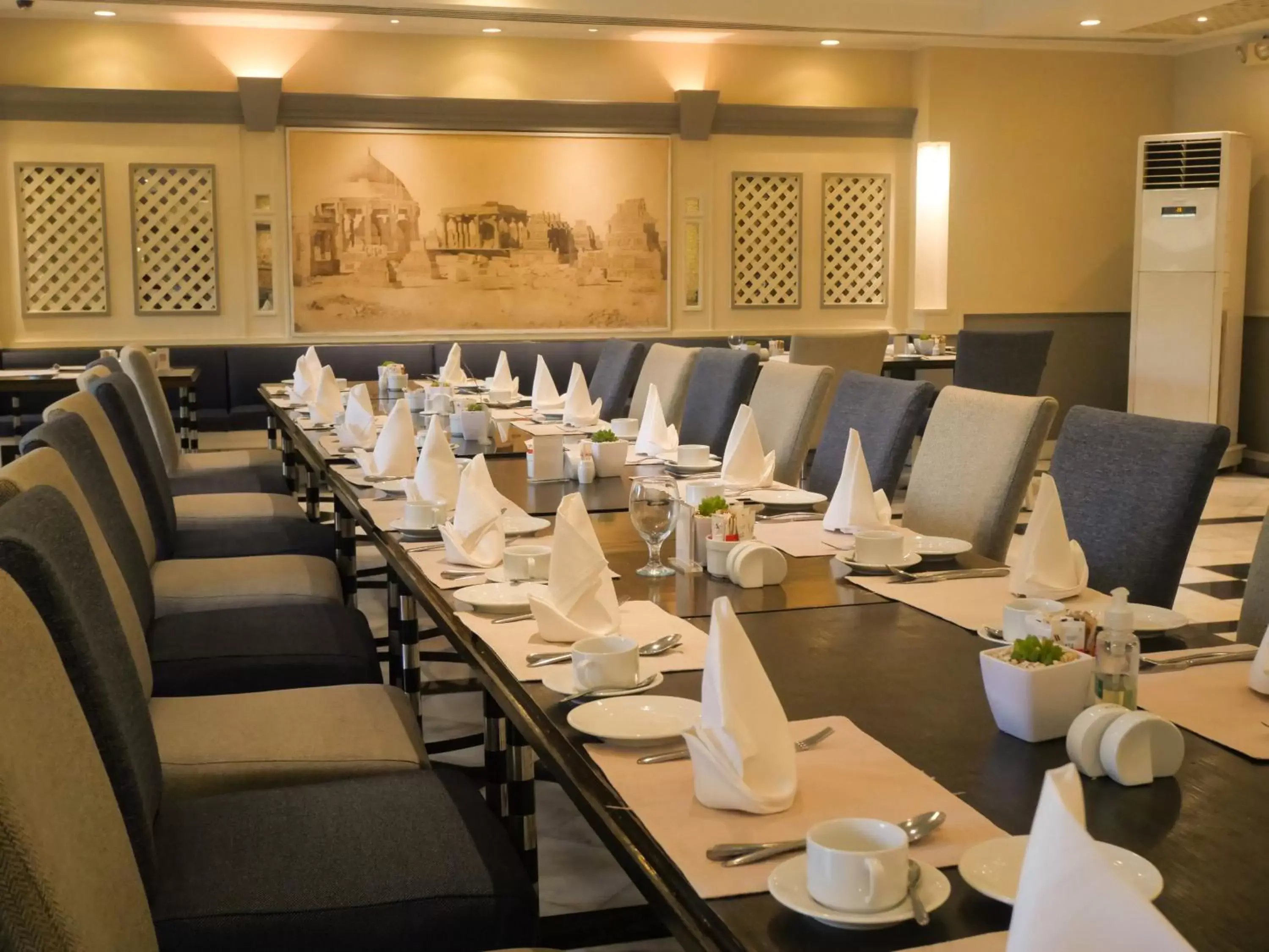 Restaurant/Places to Eat in Karachi Marriott Hotel