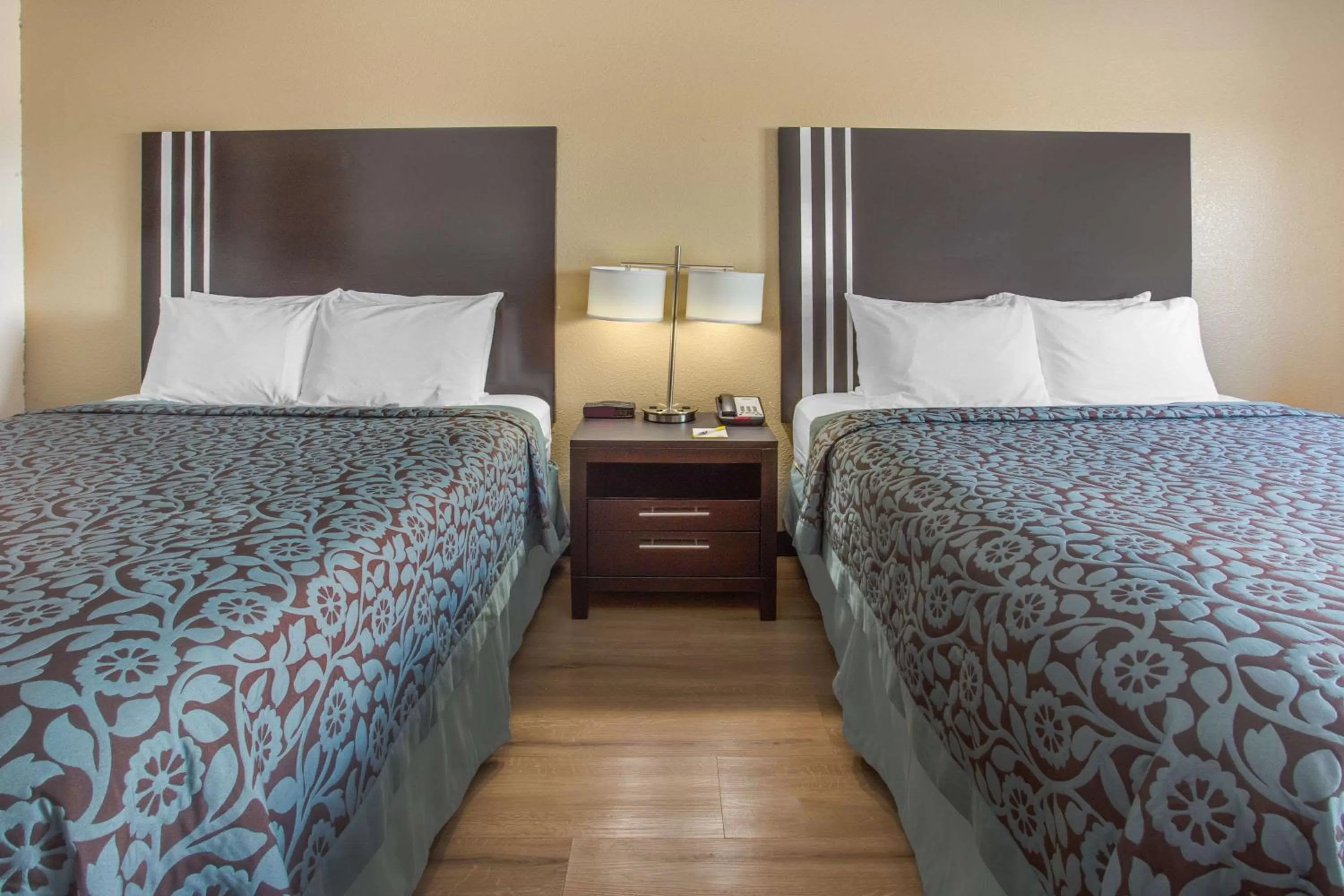 Photo of the whole room, Bed in Days Inn by Wyndham Le Roy/Bloomington Southeast